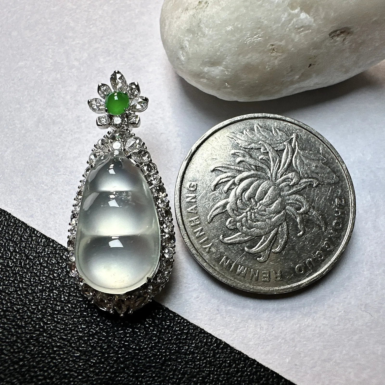 【玻璃种福豆吊坠】小精品，种地上乘，冰感十足，通透起光，饱满圆润，18k金钻镶嵌，裸石尺寸17.1*10.4*4.3毫米。