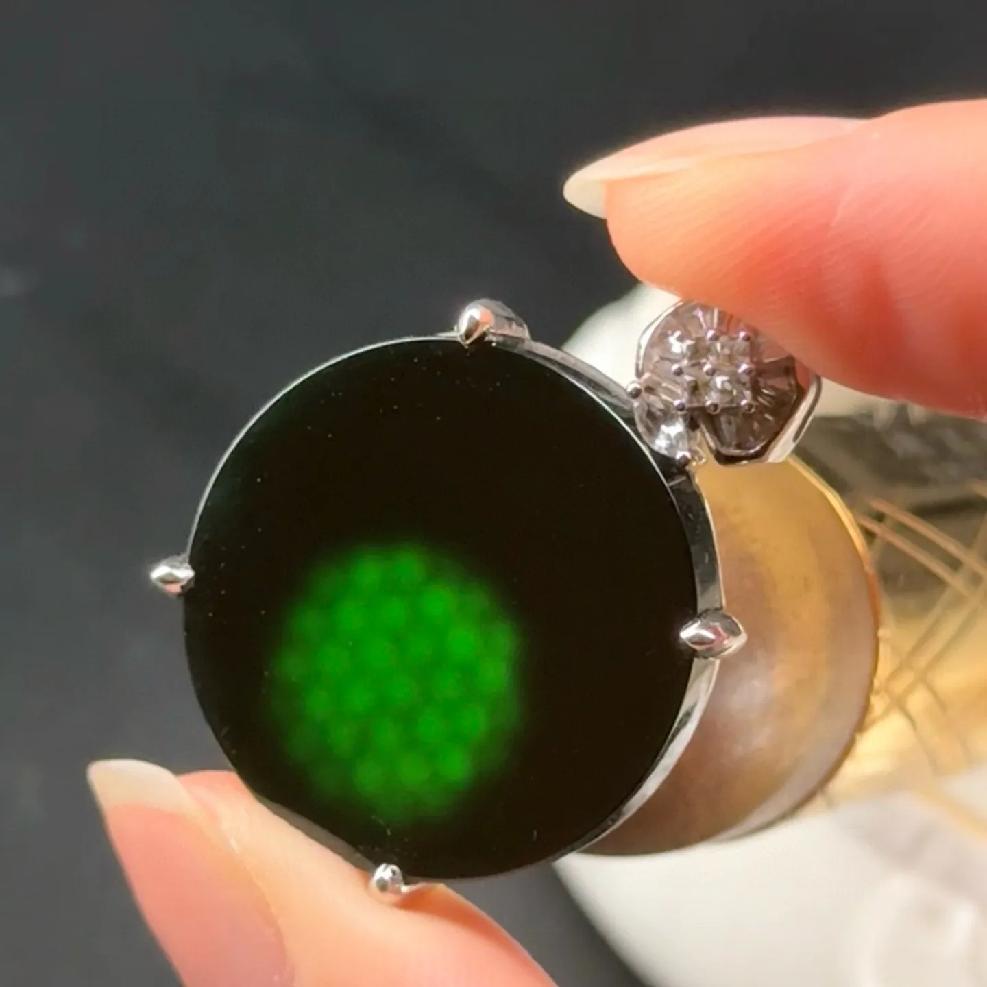 精品墨翠圆片吊坠 种好色正 简约大气 打灯通透 黑度极好 尺寸32.6