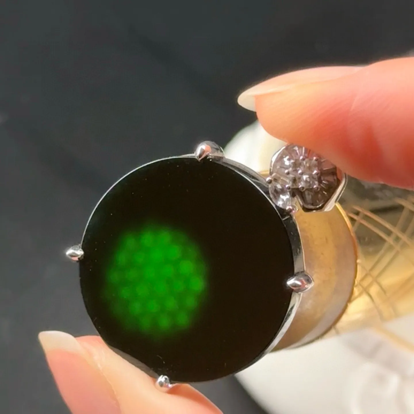 精品墨翠圆片吊坠 种好色正 简约大气 打灯通透 黑度极好 尺寸32.6
