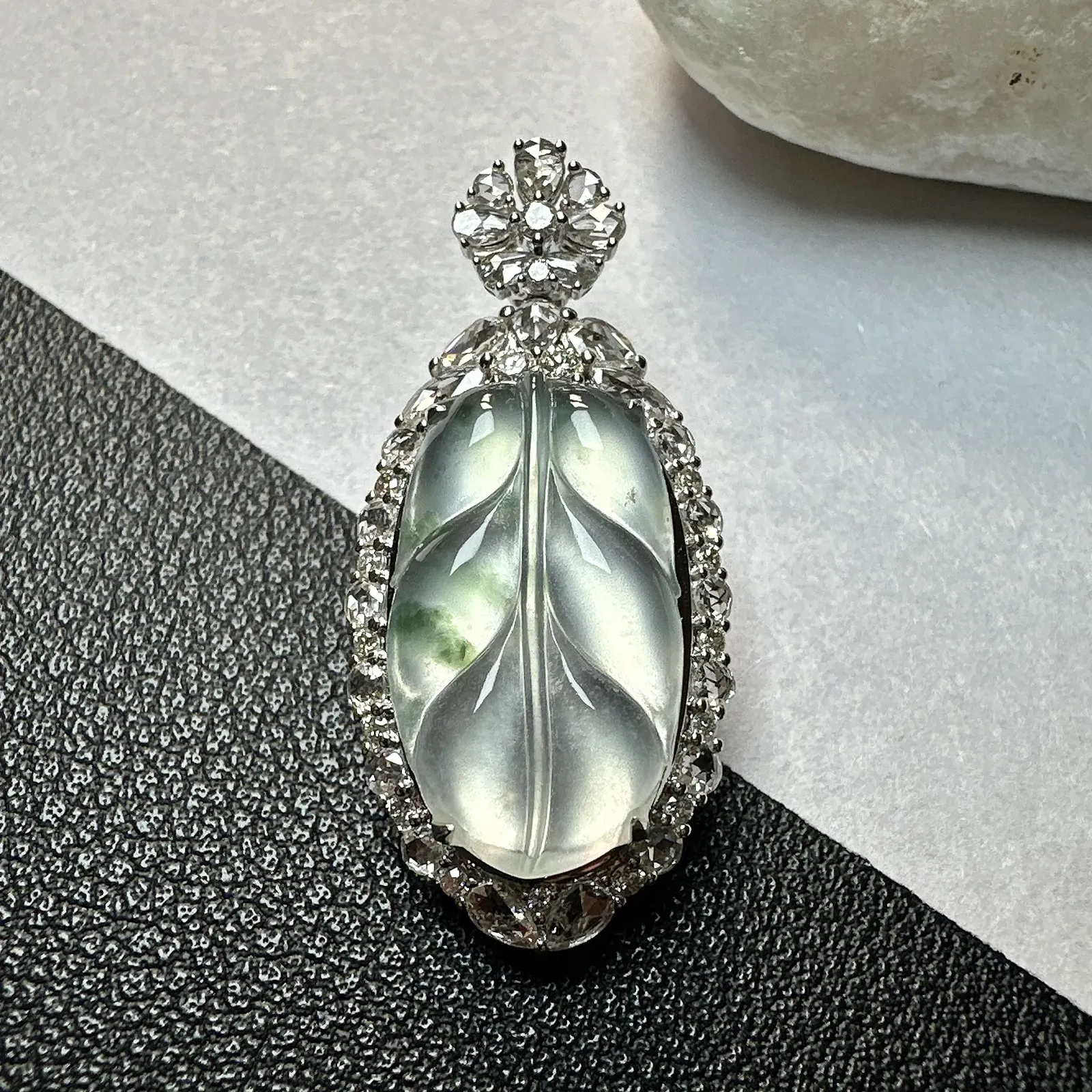 【玻璃种飘花叶子】起荧光，金枝玉叶，质地细腻，冰润透亮，光泽出众，18k金钻镶嵌，裸石尺寸18.6*