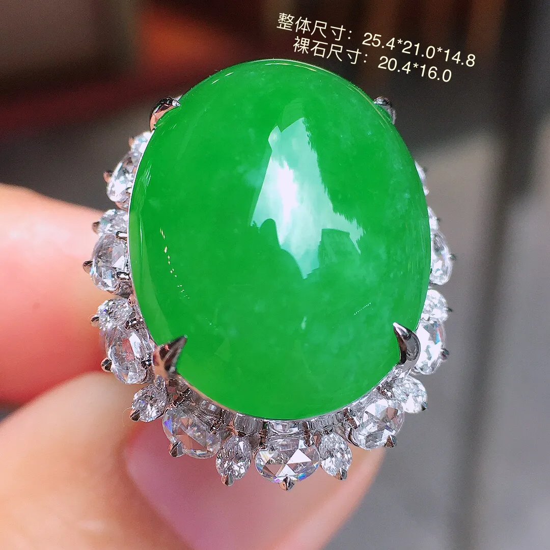 阳绿大蛋面戒指，色泽均匀艳丽，玉质细腻，荧光感超
强，饱满圆润，气质满满。18k
金豪华镶嵌