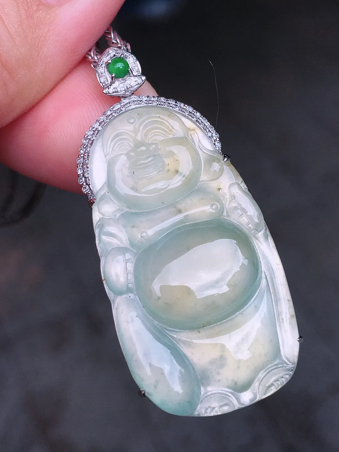冰黄翡佛公吊坠，色泽均匀艳丽，玉质细腻，荧光感超
强，饱满圆润，气质满满。18k
金豪华镶嵌