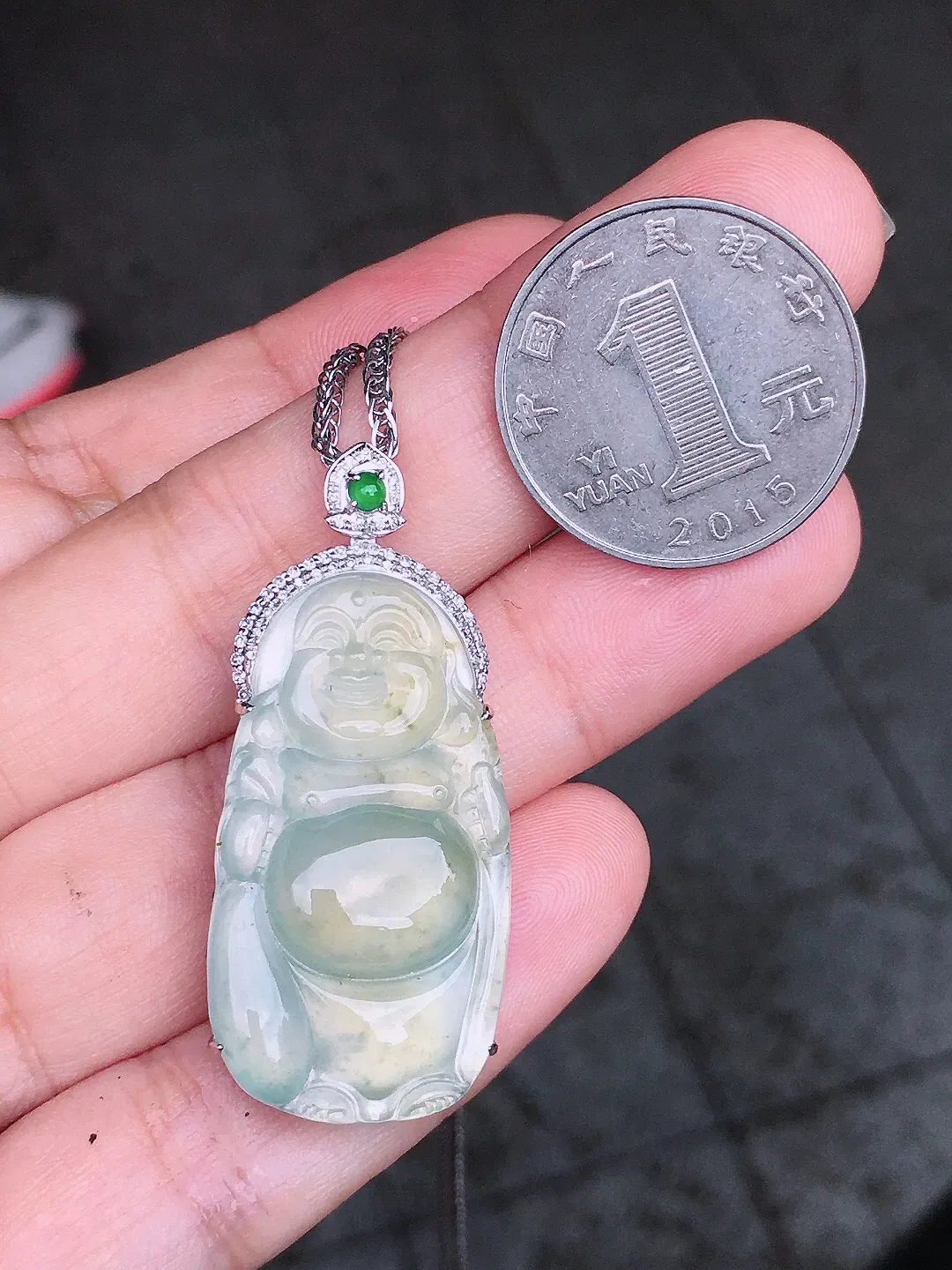 冰黄翡佛公吊坠，色泽均匀艳丽，玉质细腻，荧光感超
强，饱满圆润，气质满满。18k
金豪华镶嵌