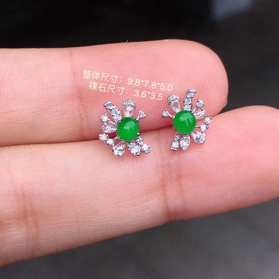 阳绿蛋面耳钉，色泽均匀艳丽，玉质细腻，荧光感超
强，饱满圆润，气质满满。18k
金豪华镶嵌