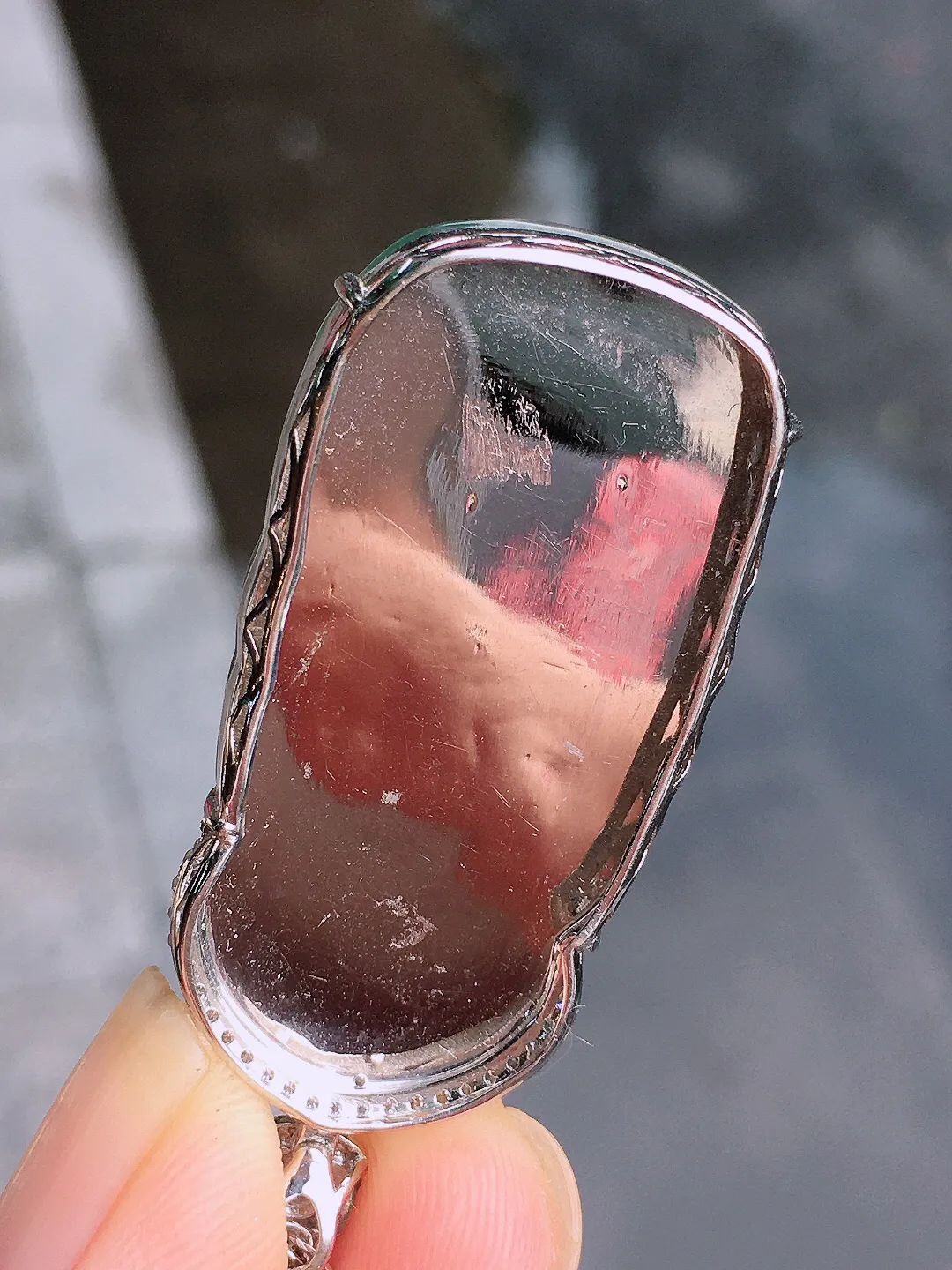 冰黄翡佛公吊坠，色泽均匀艳丽，玉质细腻，荧光感超
强，饱满圆润，气质满满。18k
金豪华镶嵌