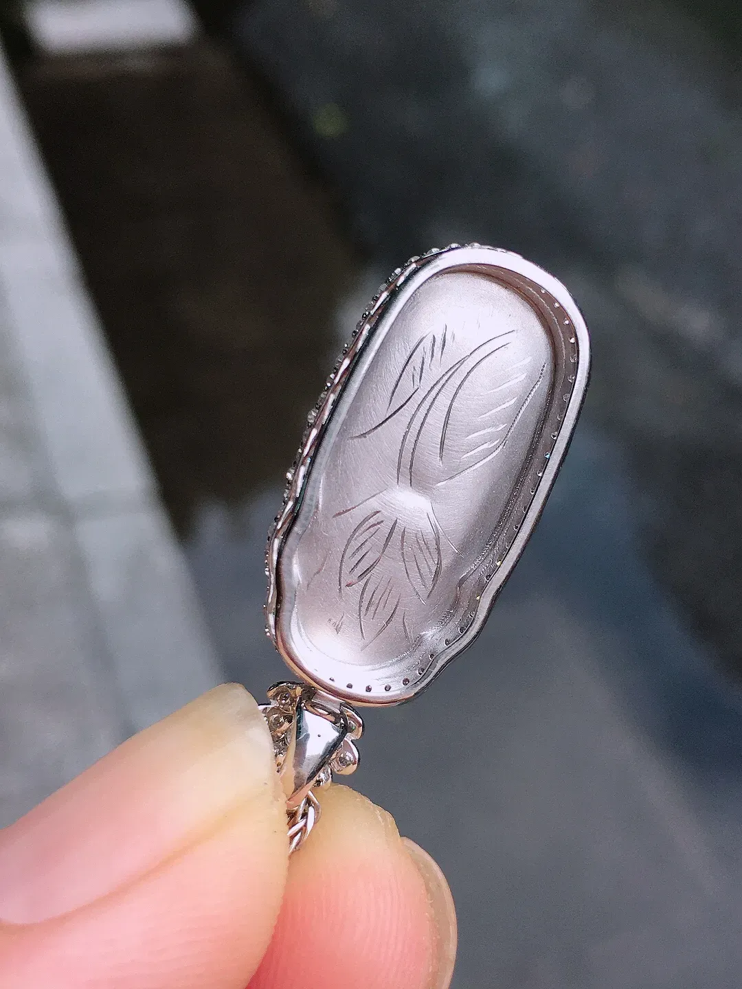 紫罗兰【财神爷】吊坠，色泽均匀艳丽，玉质细腻，荧光感超
强，饱满圆润，气质满满。18k
金豪华镶嵌