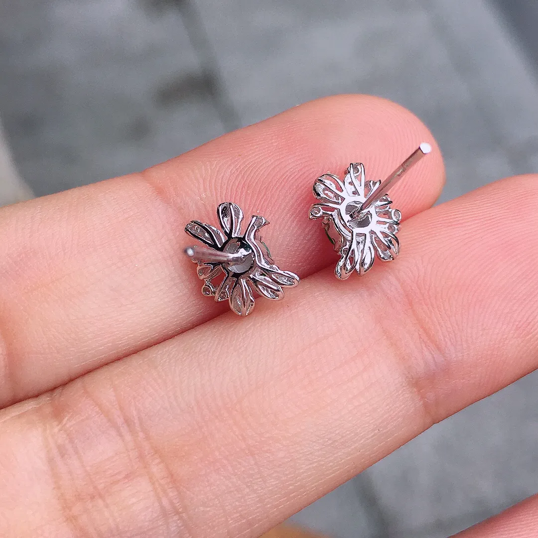 阳绿蛋面耳钉，色泽均匀艳丽，玉质细腻，荧光感超
强，饱满圆润，气质满满。18k
金豪华镶嵌