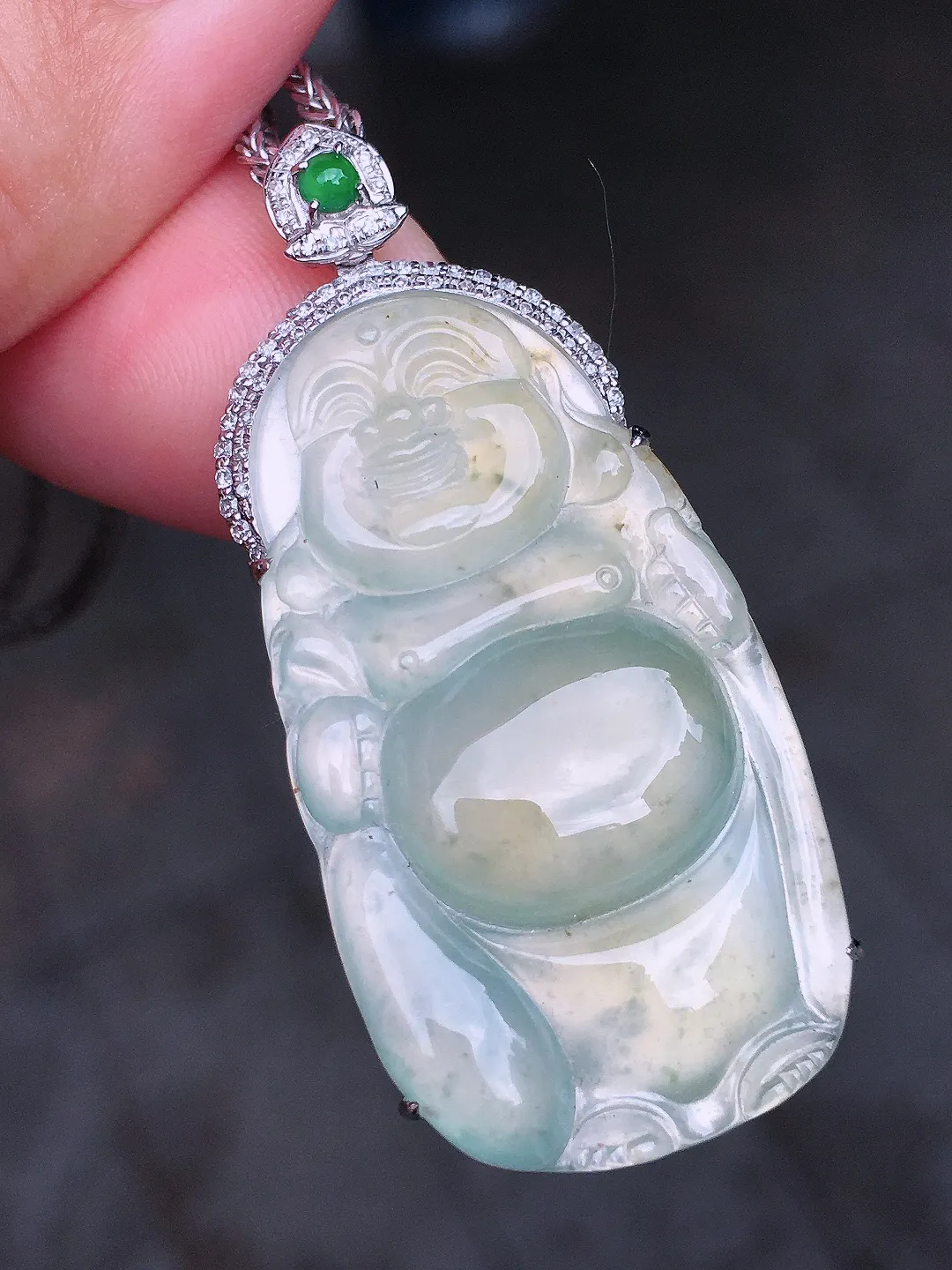 冰黄翡佛公吊坠，色泽均匀艳丽，玉质细腻，荧光感超
强，饱满圆润，气质满满。18k
金豪华镶嵌