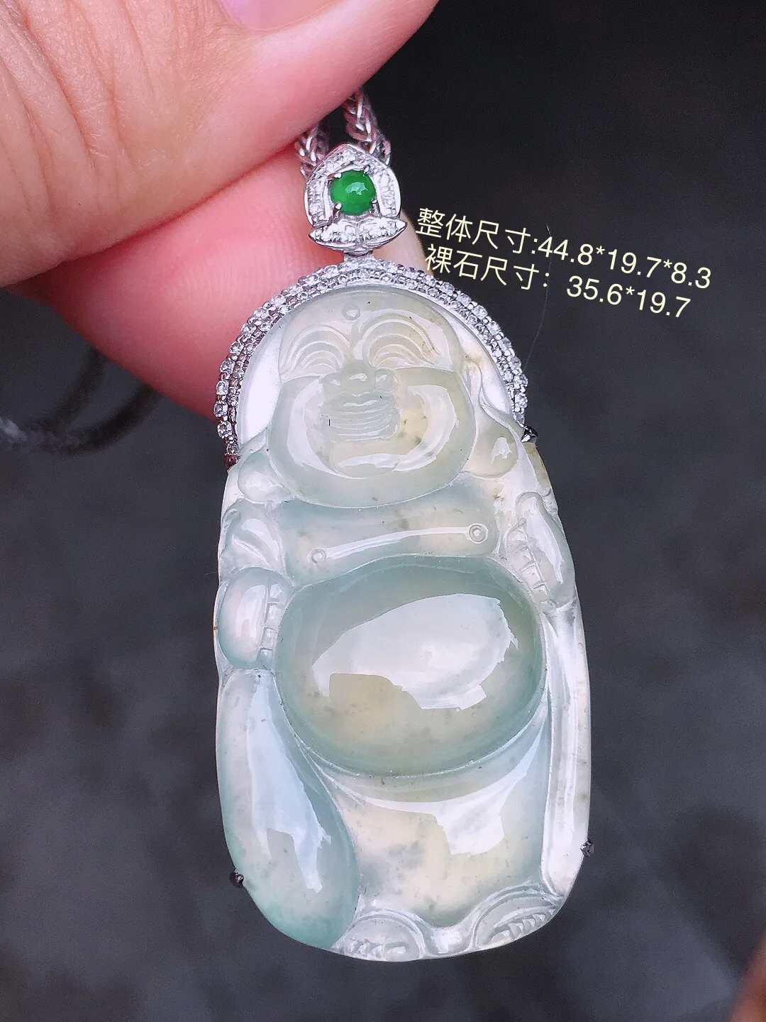 冰黄翡佛公吊坠，色泽均匀艳丽，玉质细腻，荧光感超
强，饱满圆润，气质满满。18k
金豪华镶嵌
