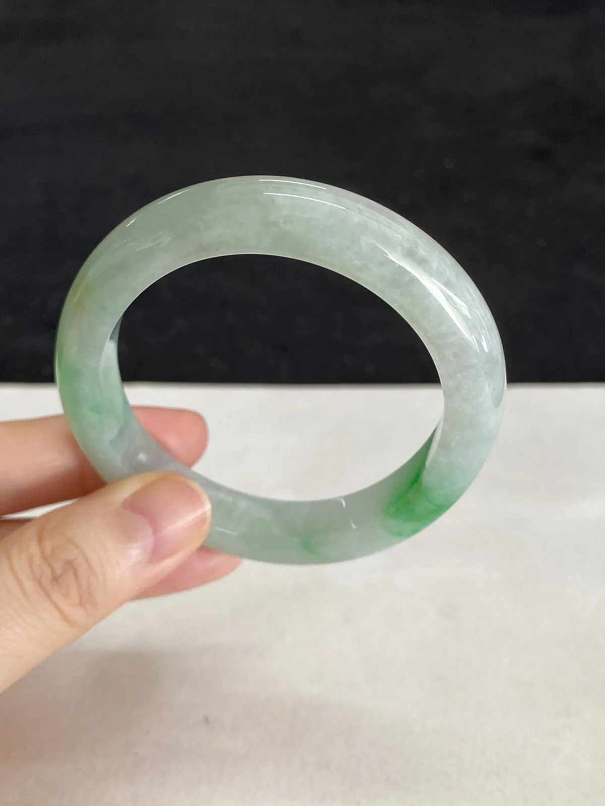 贵妃镯55圈口，翡翠糯化种飘绿贵妃镯