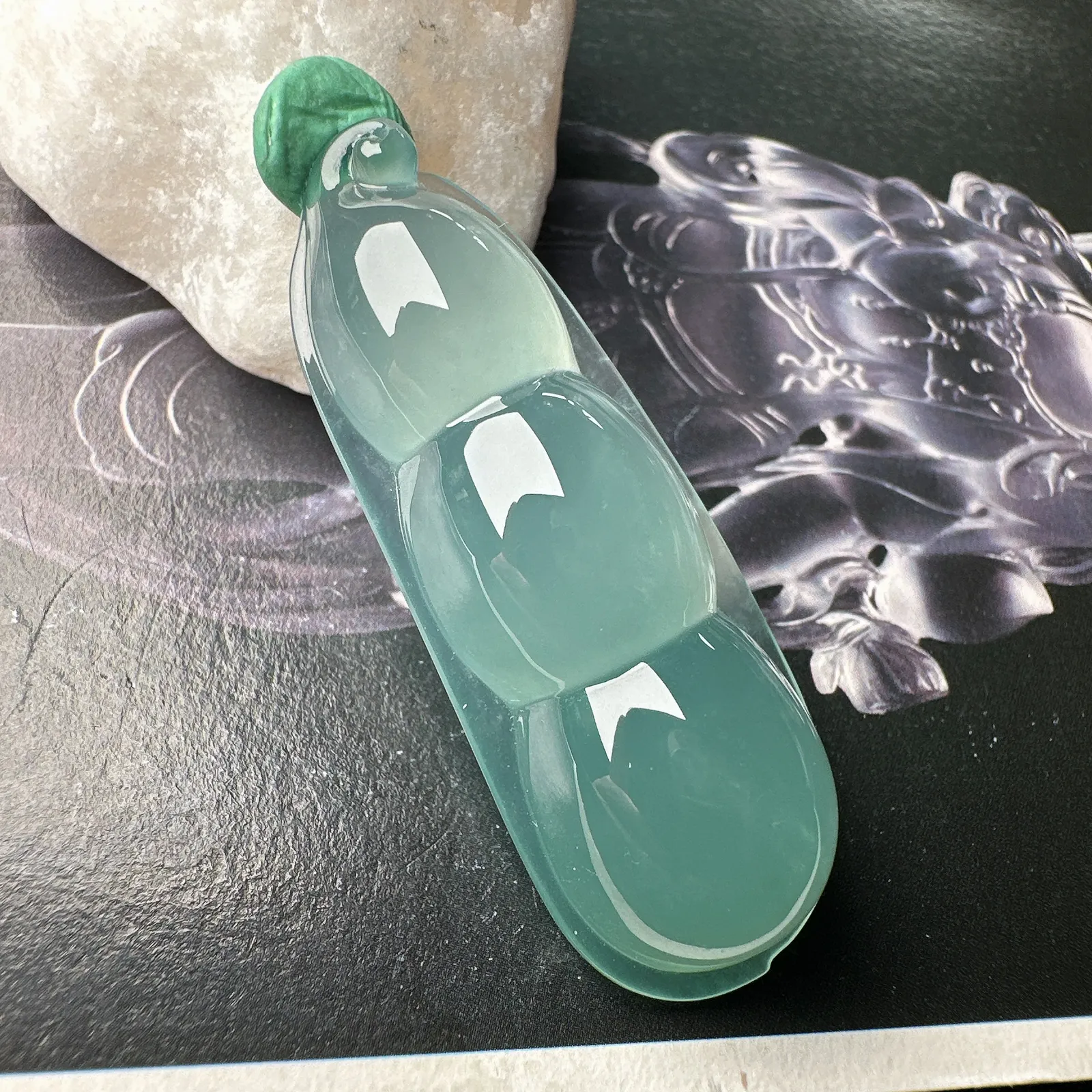【冰种天空蓝福豆吊坠】老坑料，质地非常细腻，通透度很好，起刚起荧光，收藏品质