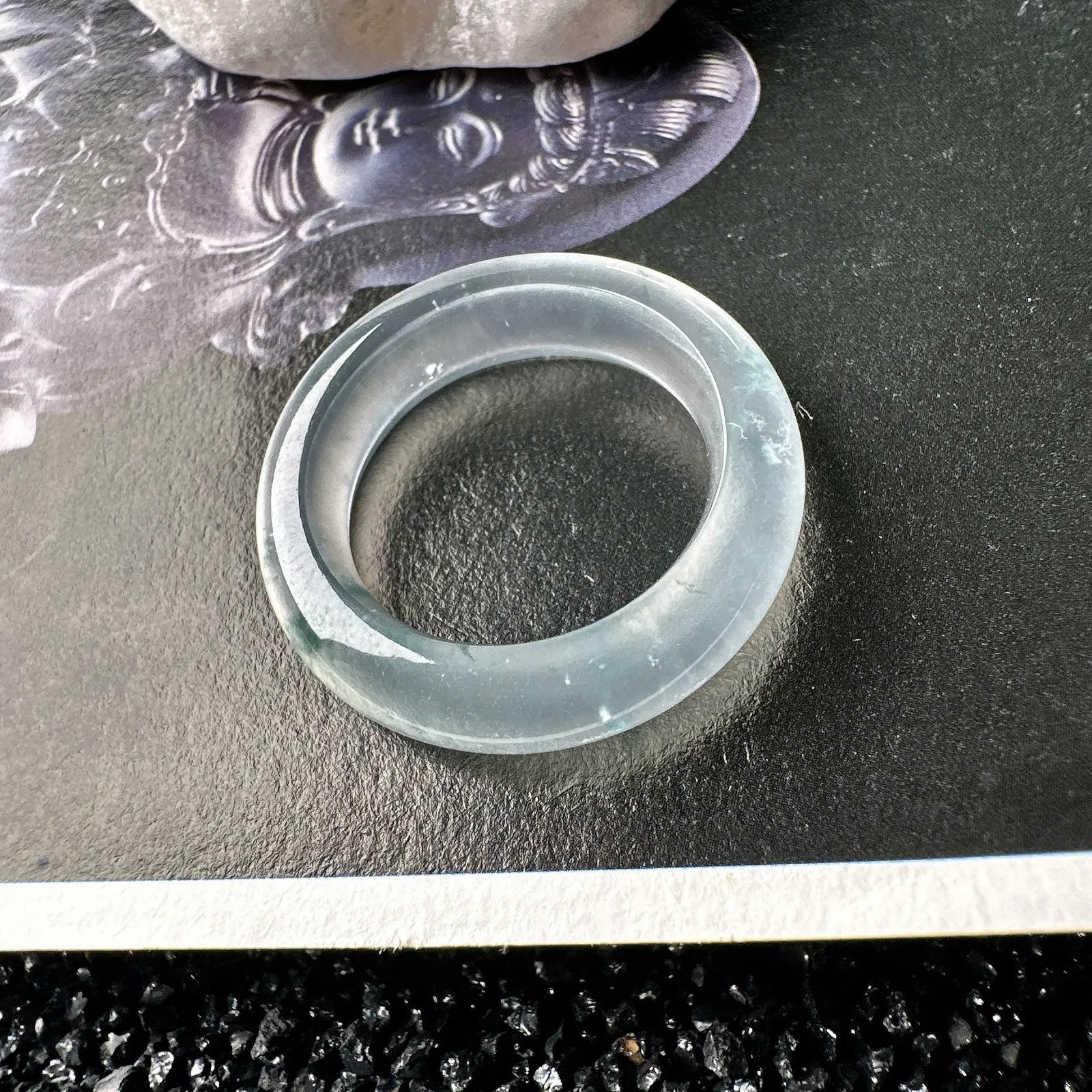 【玻璃种飘花戒圈】难得的冰润度，难得的好颜色，韵味十足，古色古香。也可当甜甜圈佩戴