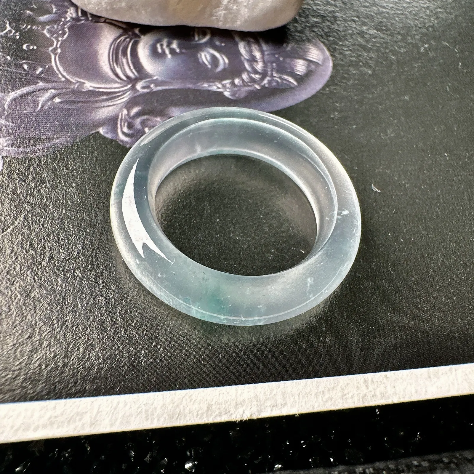 【玻璃种飘花戒圈】难得的冰润度，难得的好颜色，韵味十足，古色古香。也可当甜甜圈佩戴