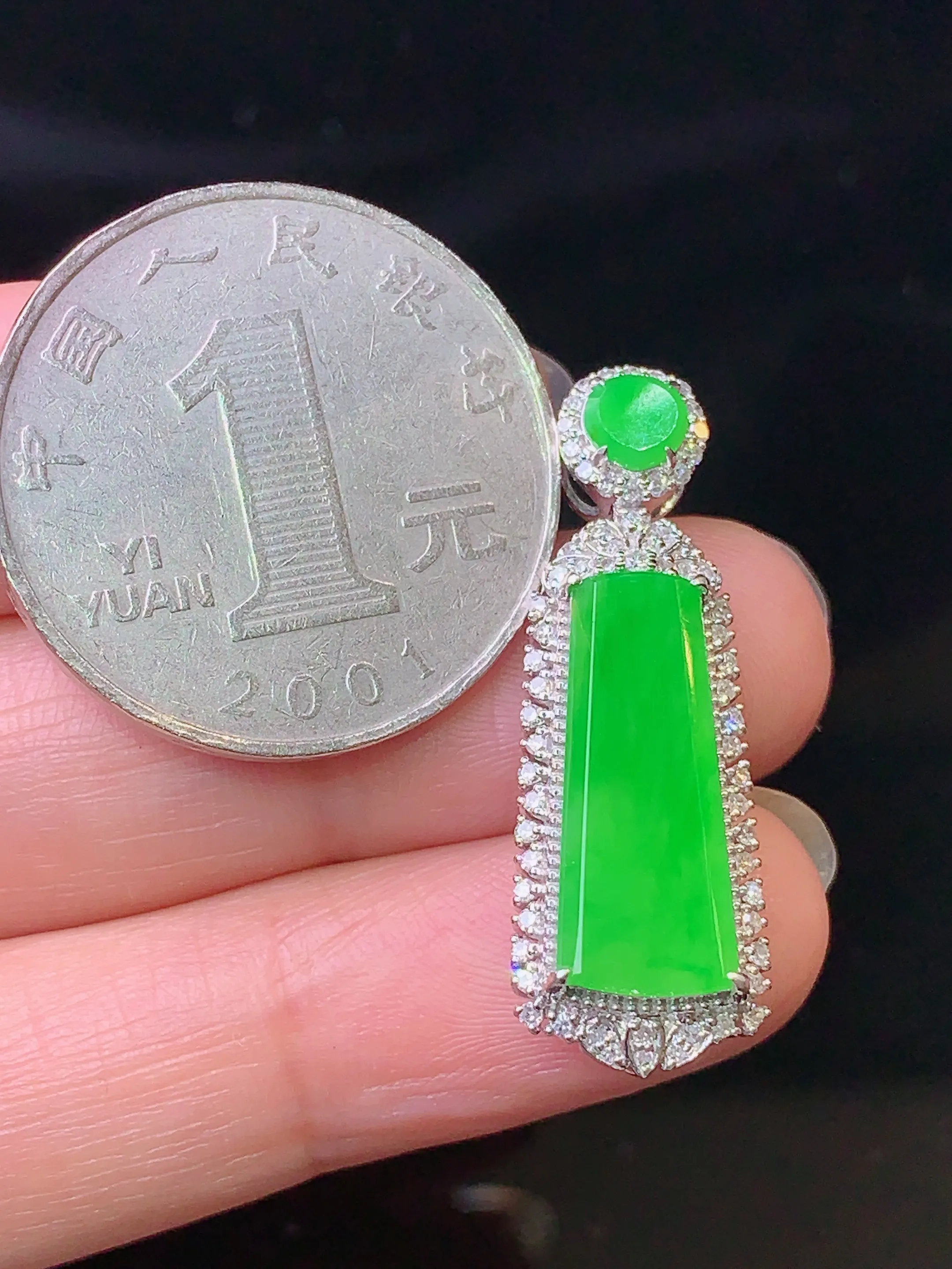 18k金钻镶嵌翠绿无事牌吊坠 玉质细腻 色泽清新艳丽 整体尺寸31*10.6*6
