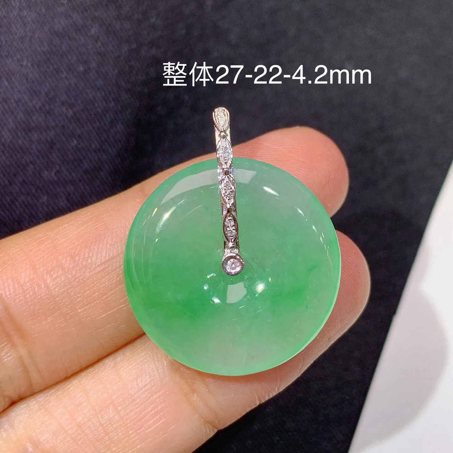 冰飘绿平安扣吊坠，18k金镶嵌，冰润色阳，玉质细腻，种水足 尺寸27*22*4.2