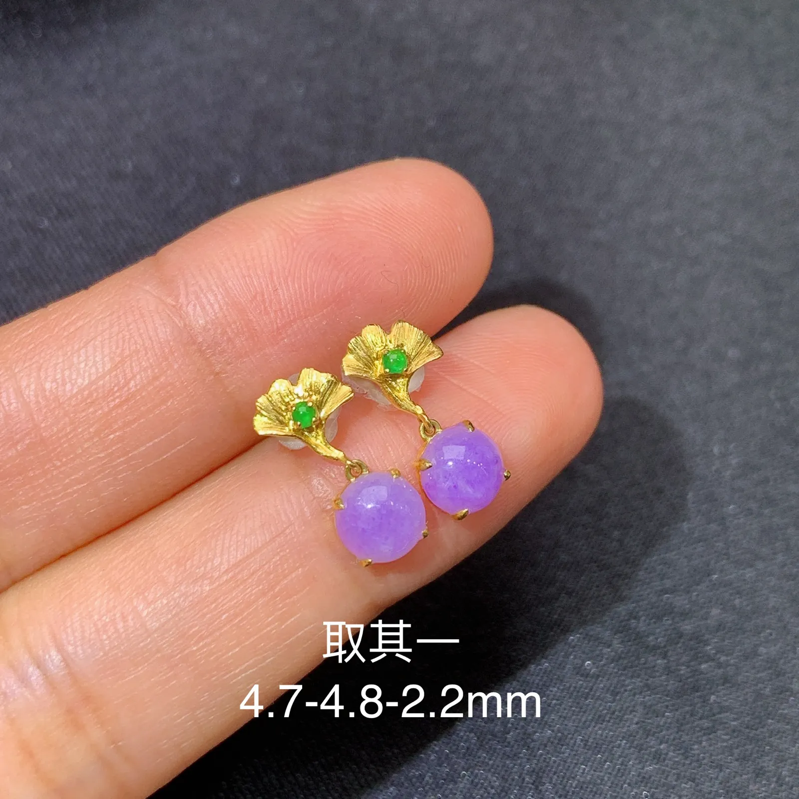 紫罗兰蛋面耳坠，18k金镶嵌，款式优雅，温润细腻，种水足 尺寸4.7*4.8*2.2
