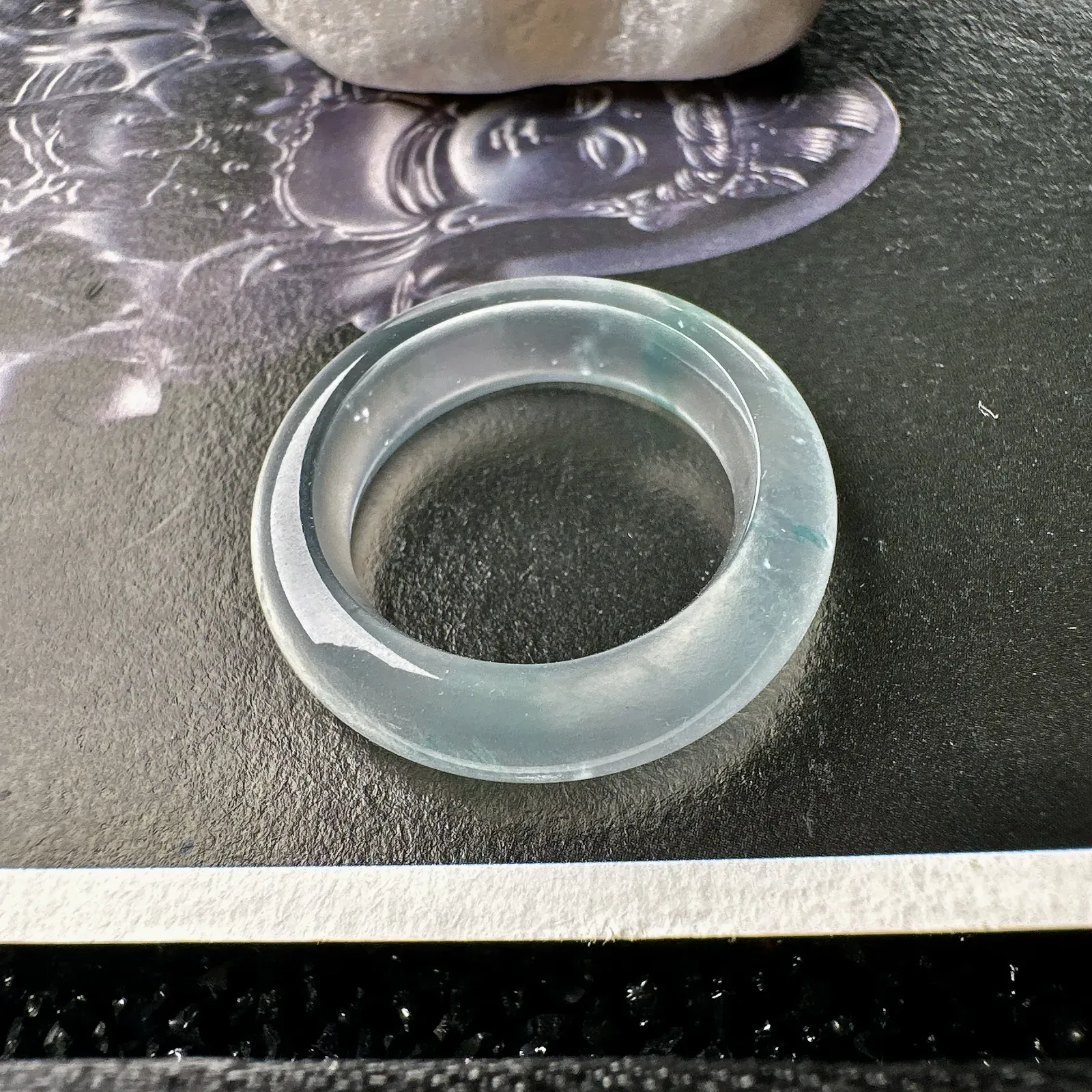【玻璃种飘花戒圈】难得的冰润度，难得的好颜色，韵味十足，古色古香。也可当甜甜圈佩戴