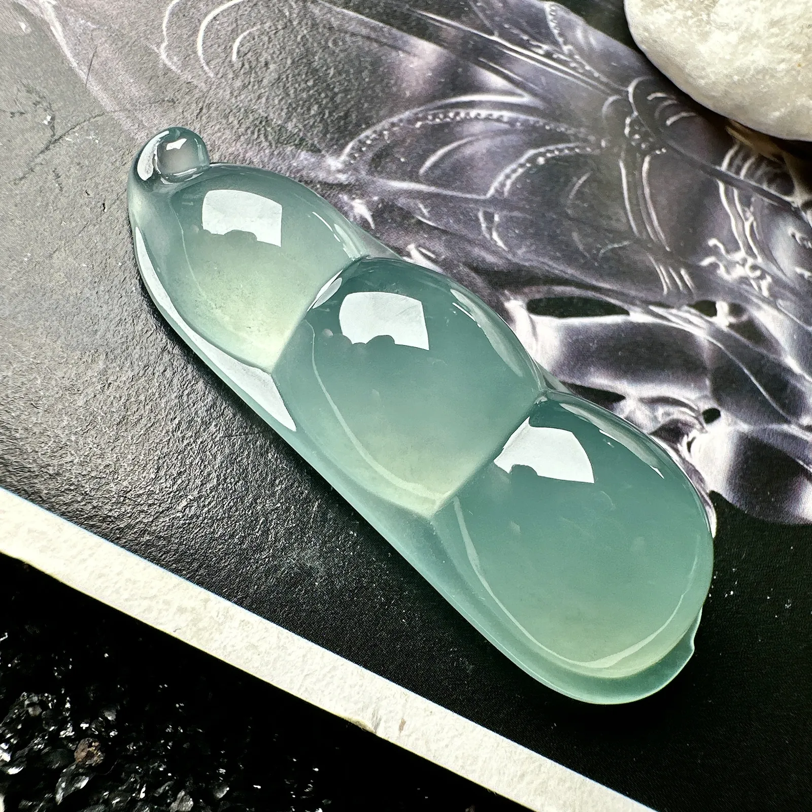 【冰种天空蓝福豆吊坠】老坑料，质地非常细腻，通透度很好，起刚起荧光，收藏品质