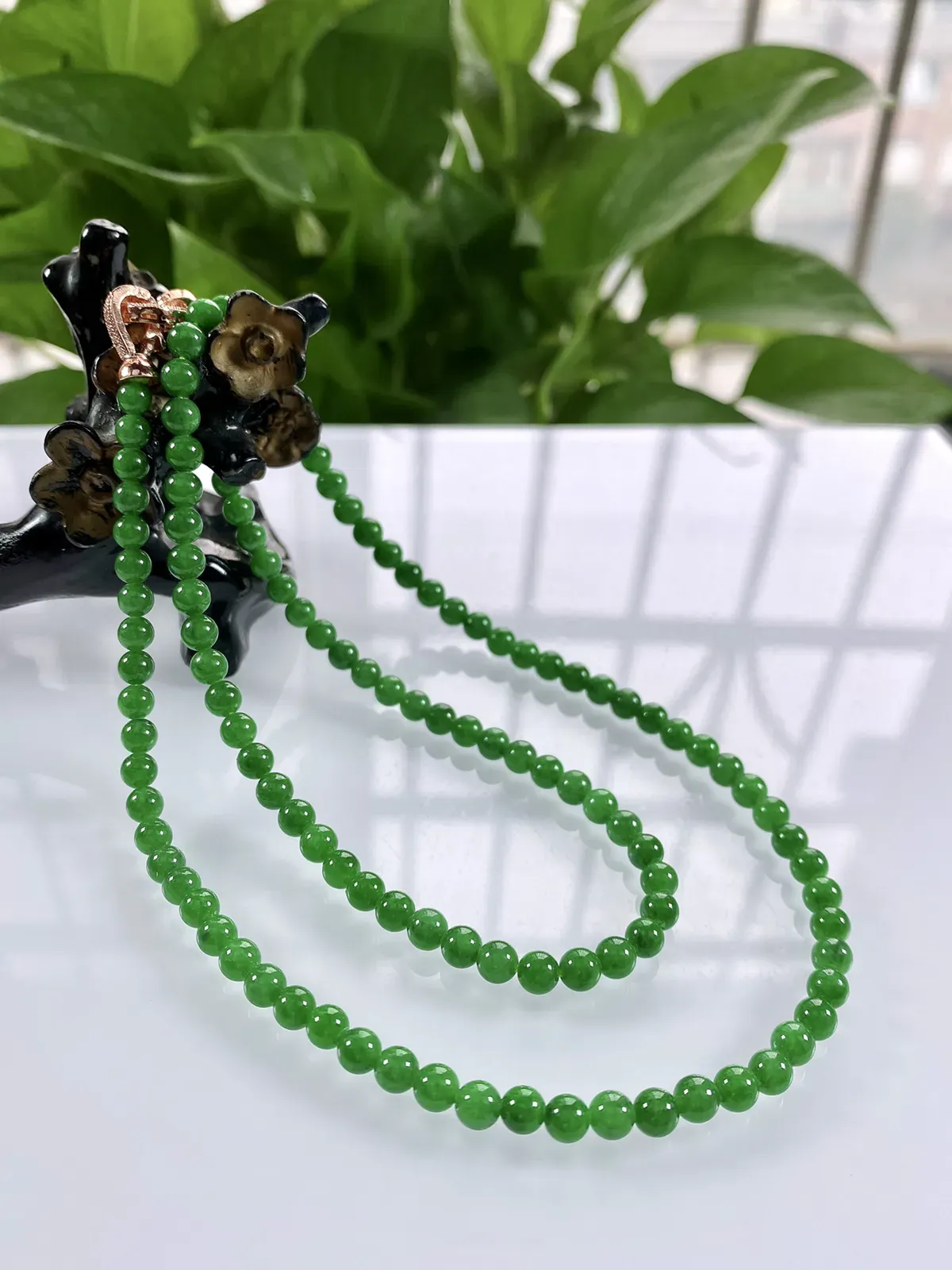 收藏级别，缅甸天然翡翠A货，卡5冰种起胶满绿浓阳绿圆珠微塔珠项链手链，尺寸：大珠5mm～小珠4.7mm/120颗，长度580mm，重量：25.58g
