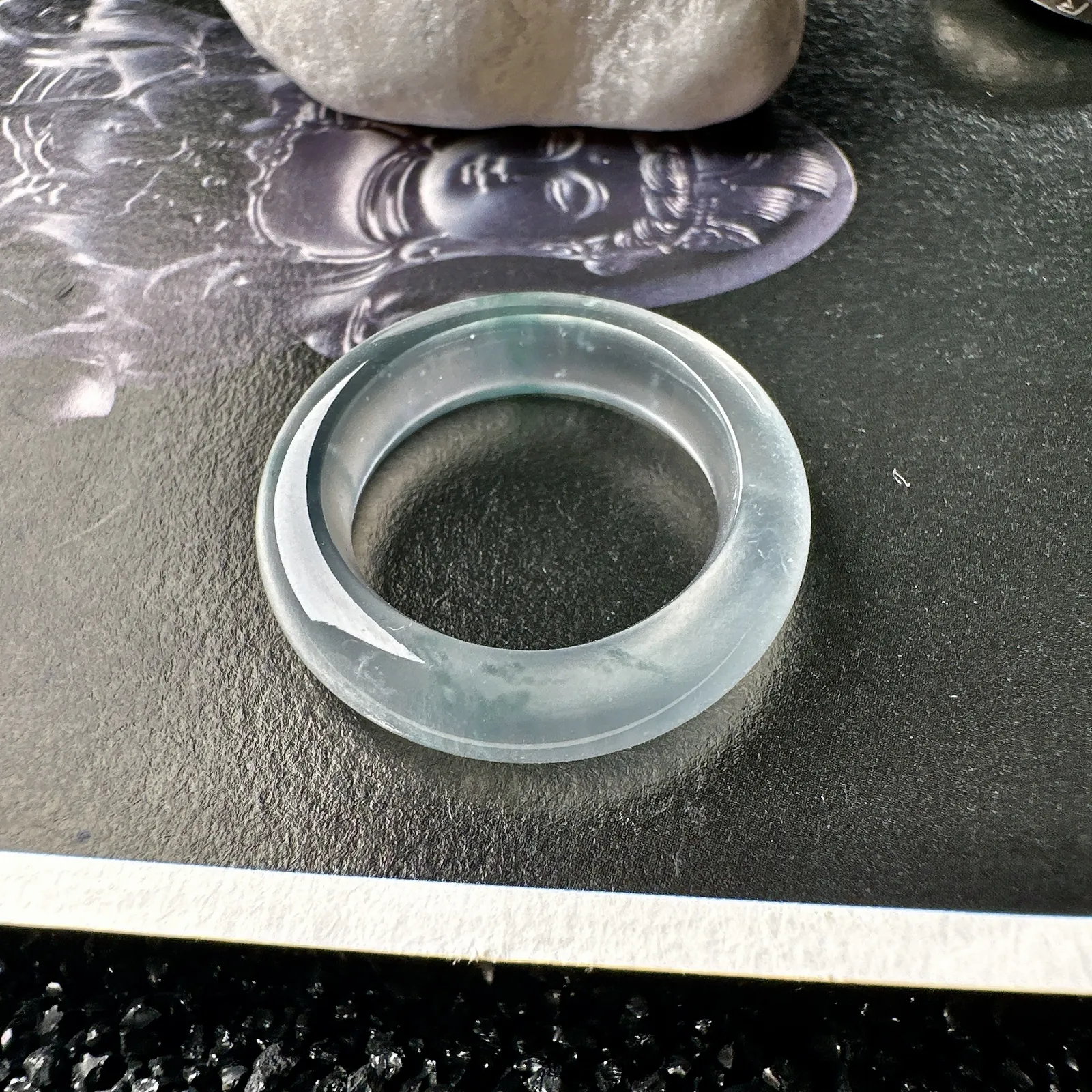 【玻璃种飘花戒圈】难得的冰润度，难得的好颜色，韵味十足，古色古香。也可当甜甜圈佩戴