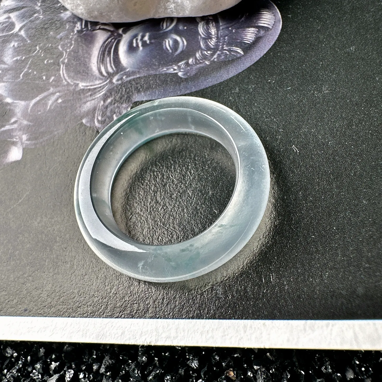【玻璃种飘花戒圈】难得的冰润度，难得的好颜色，韵味十足，古色古香。也可当甜甜圈佩戴