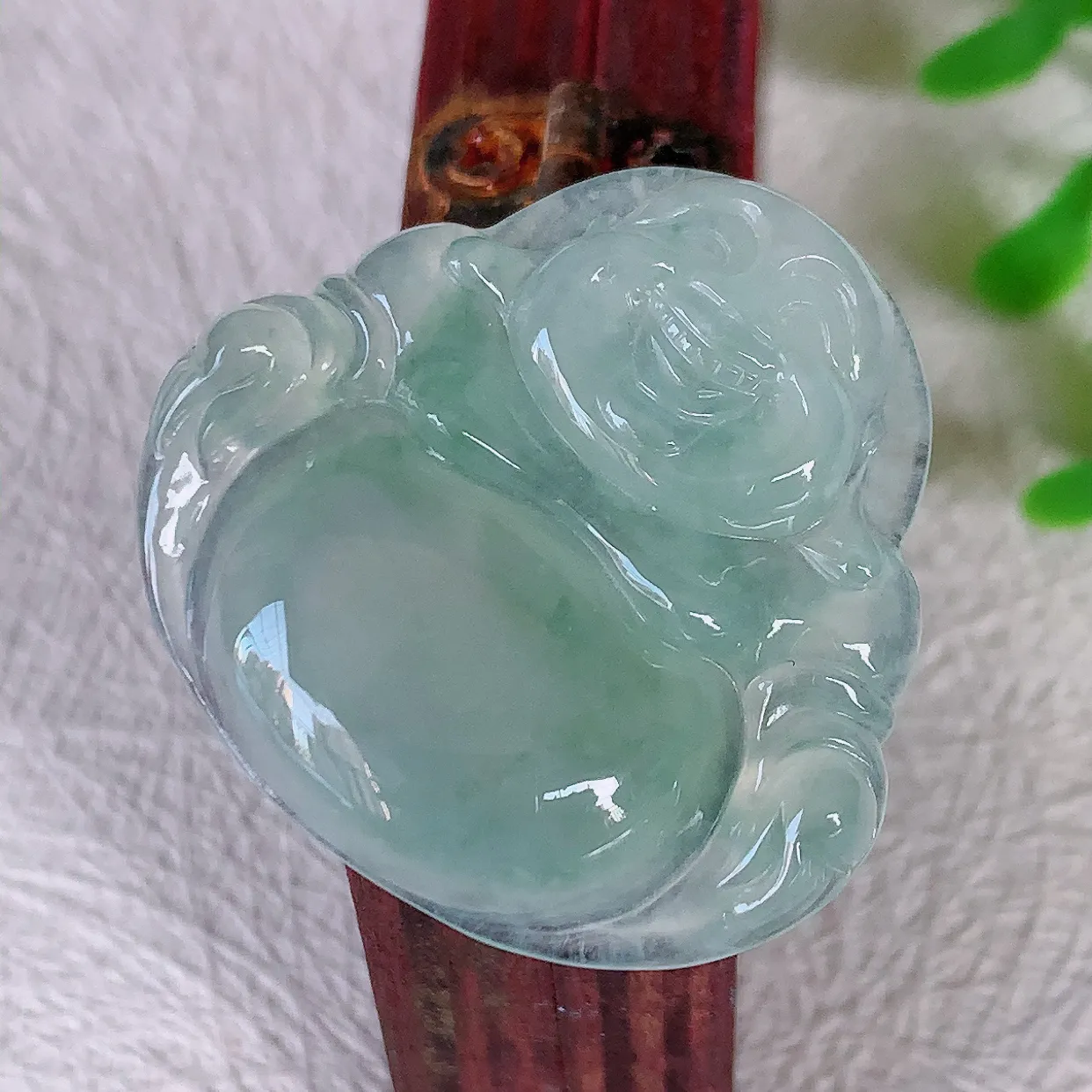 自然光实拍，冰种翡翠佛公吊坠，饱满， 佛公亦保平安，寓意有福（佛公）相伴，配戴优雅迷人！#03.9