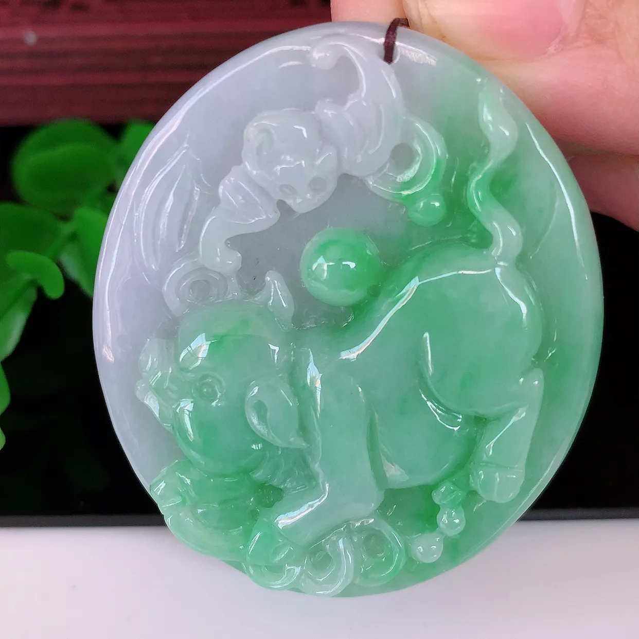 自然光实拍，冰润飘绿翡翠生肖猪吊坠，种老水足，雕工精湛 ，寓意美好，佩戴时尚出众！#05.9