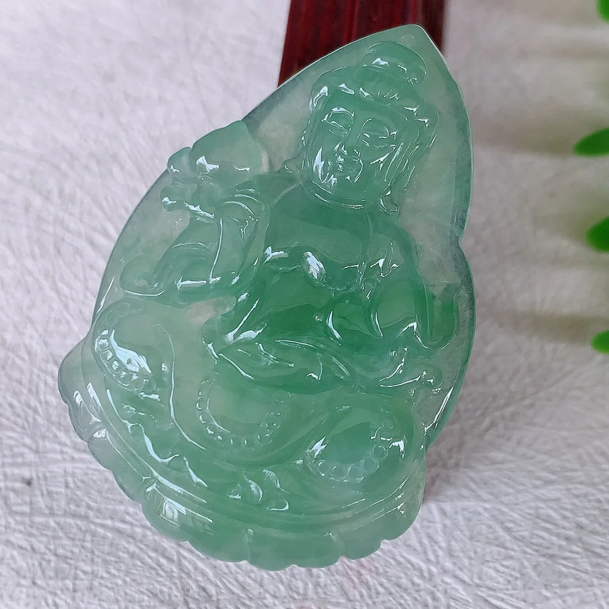 自然光实拍，冰种满绿翡翠普贤菩萨吊坠，赐福翡翠观音，翠绿迷人，观音面相端庄，佩戴时尚出众！#57.7