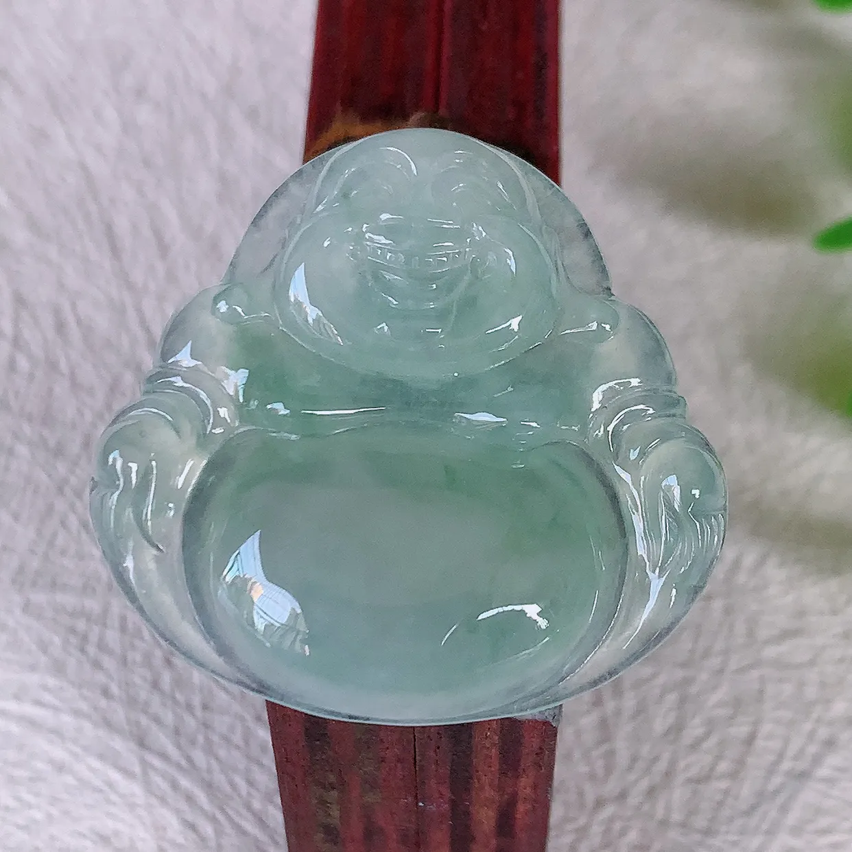 自然光实拍，冰种翡翠佛公吊坠，饱满， 佛公亦保平安，寓意有福（佛公）相伴，配戴优雅迷人！#03.9
