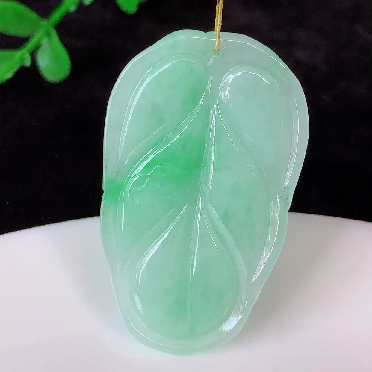 自然光实拍，冰胶飘绿叶子翡翠吊坠 ，种水足，色泽清新，工艺精湛，叶子寓意美好；金枝玉叶，事业有成。#35.7