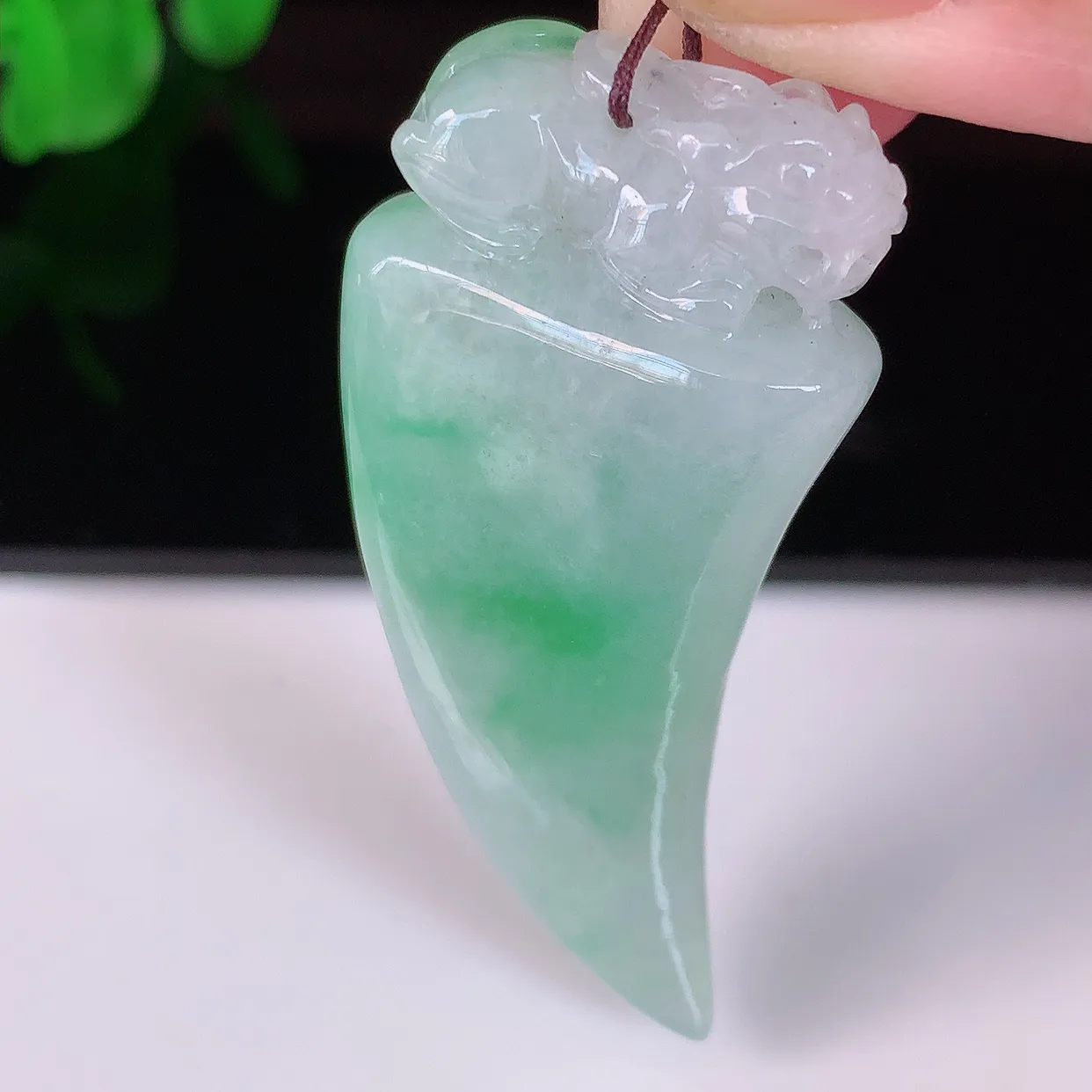 自然光实拍，冰润飘绿翡翠招财龙牙吊坠，种老水足，雕工精湛 ，寓意美好，佩戴时尚出众！#81.9
