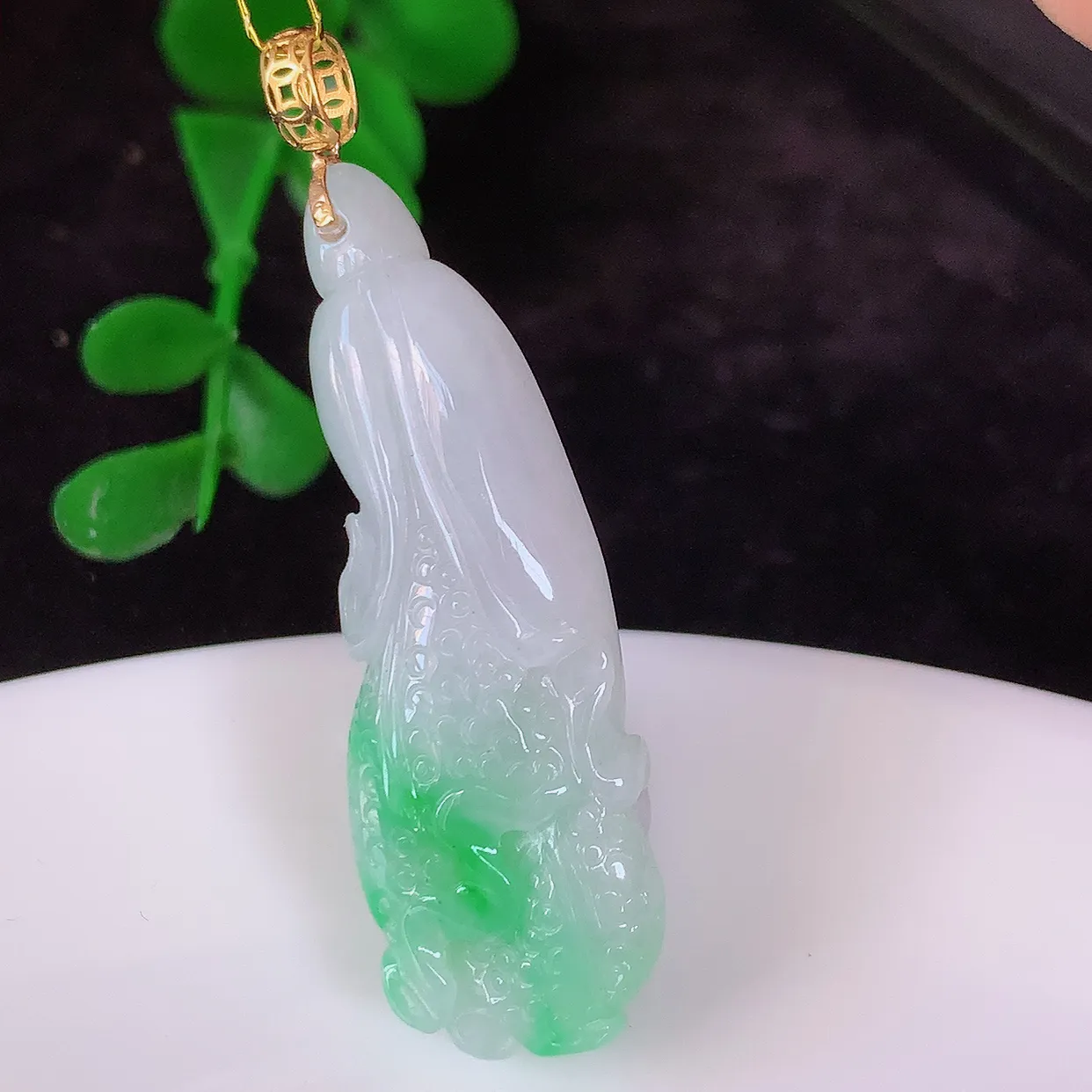 18K金镶嵌飘绿翡翠招百财白菜吊坠，百财聚来，财源滚滚，色泽鲜艳，精工水润的白菜，性价比高！#35.9