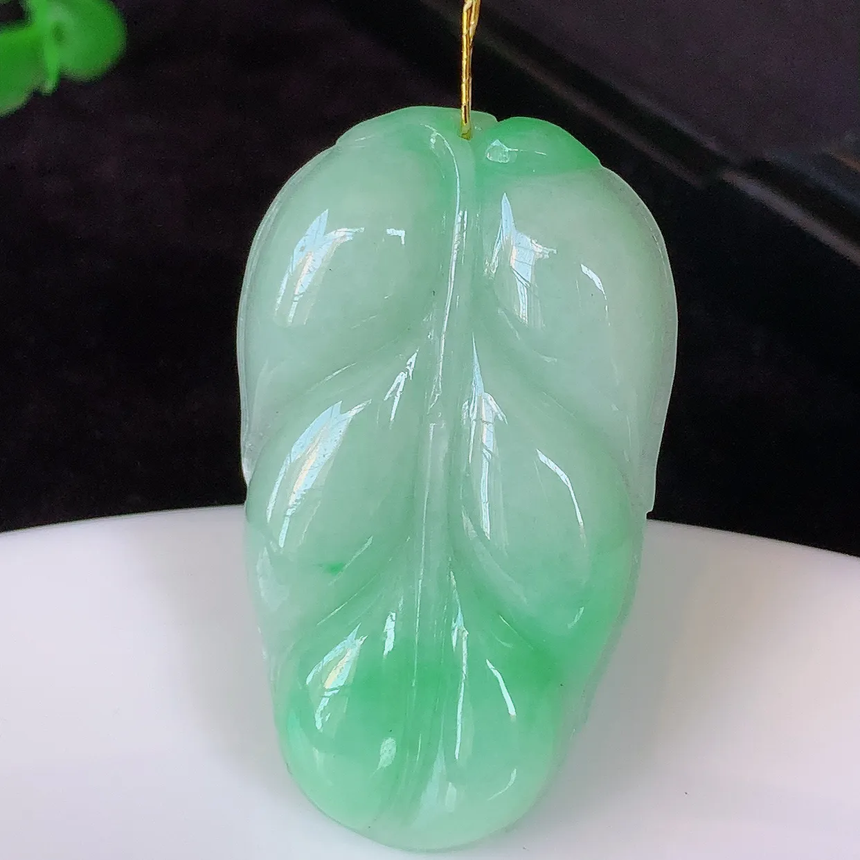 自然光实拍，冰润飘花翡翠事业有成叶子吊坠，莹润且起胶，叶子清秀优雅，佩戴大业有成！#35.9
