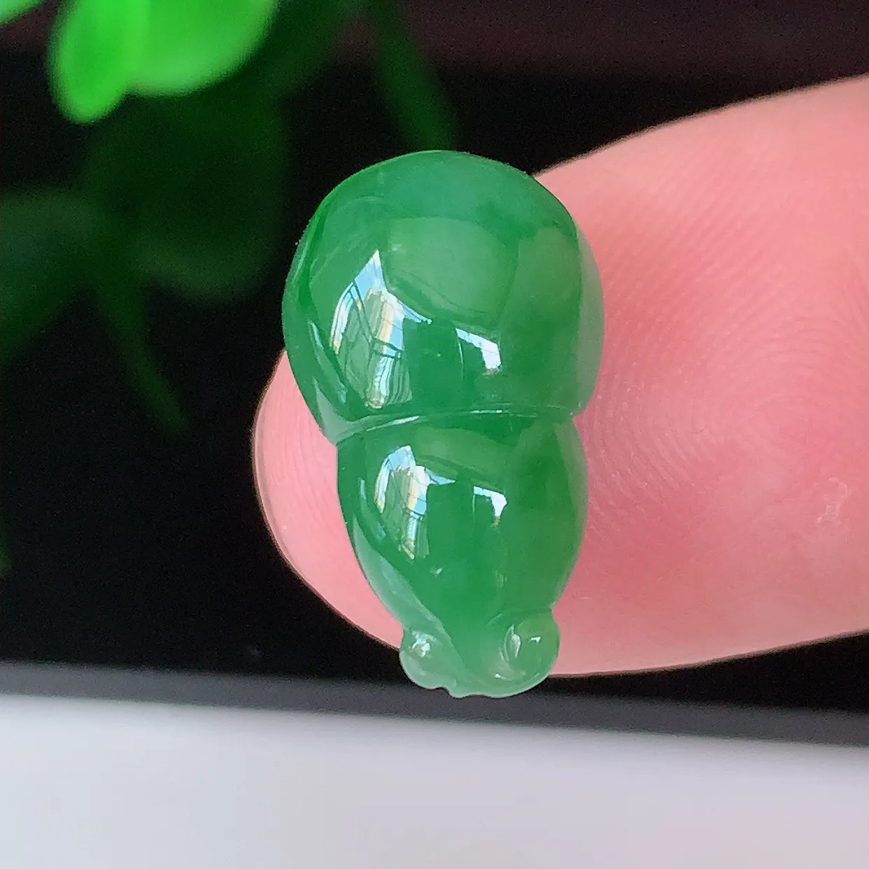自然光实拍，冰润满绿葫芦翡翠戒面，蛋面，翠色灵动，玉质细腻，颜色漂亮，品相佳，镶嵌更靓，佩戴佳品！#05.9尺寸16.6-9.6*5.5mm