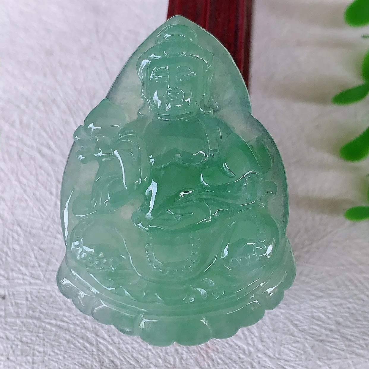 自然光实拍，冰种满绿翡翠普贤菩萨吊坠，赐福翡翠观音，翠绿迷人，观音面相端庄，佩戴时尚出众！#57.7