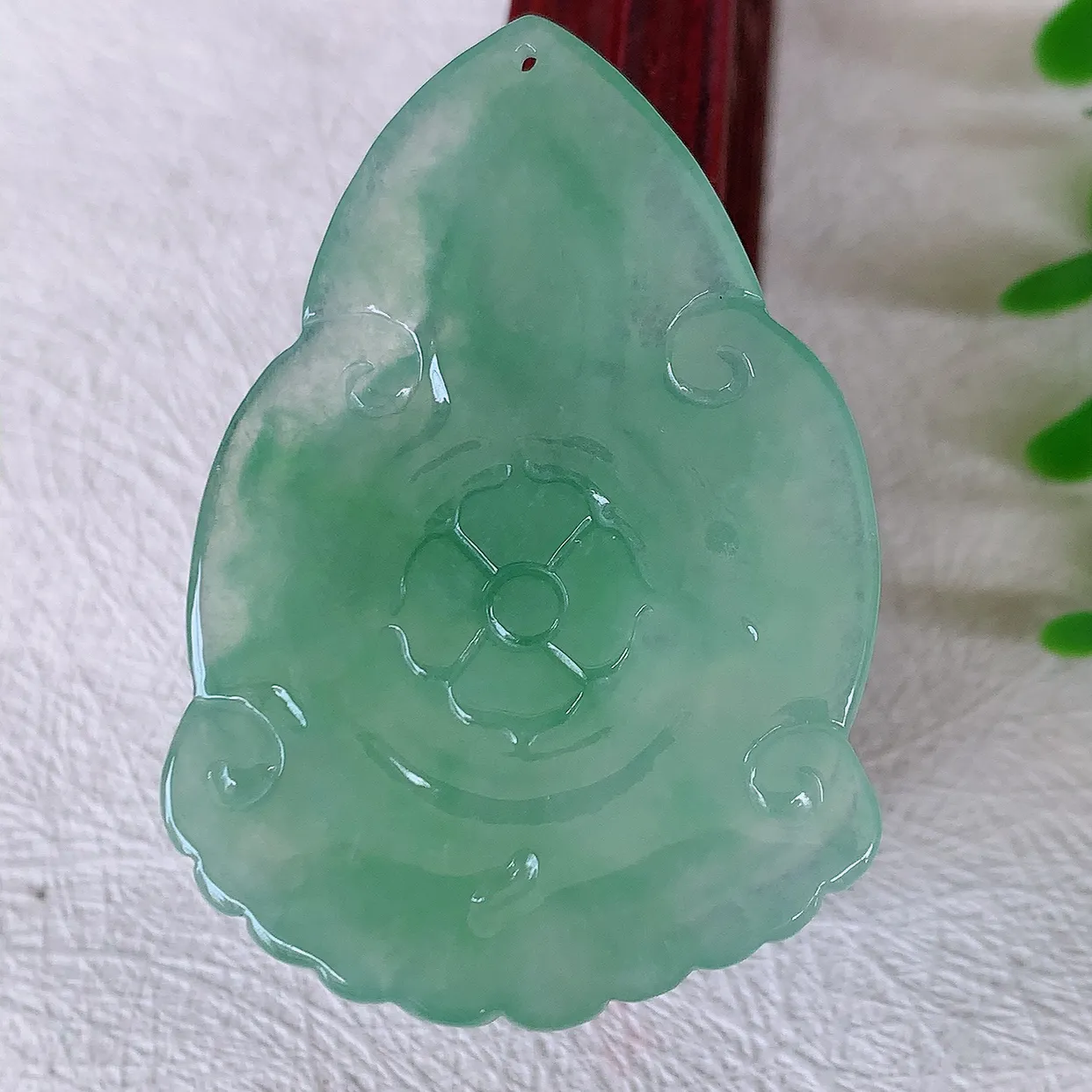 自然光实拍，冰种满绿翡翠普贤菩萨吊坠，赐福翡翠观音，翠绿迷人，观音面相端庄，佩戴时尚出众！#57.7