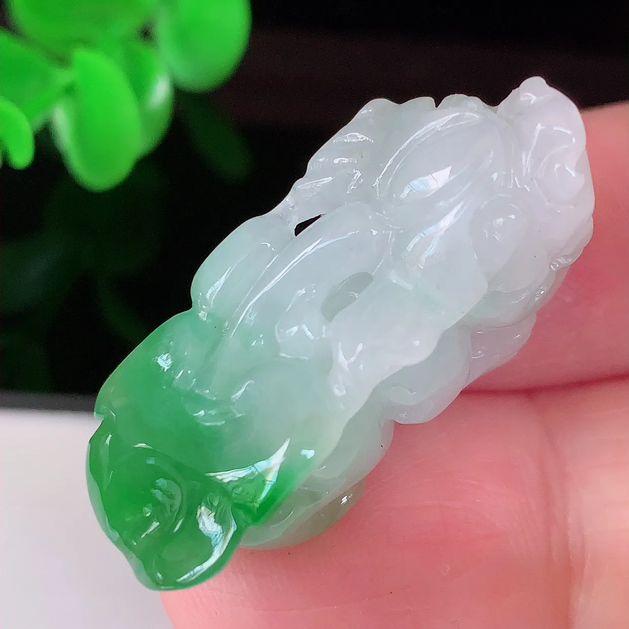 自然光实拍，冰胶飘绿翡翠招财貔貅吊坠，民间有“一摸貔貅运程旺盛，再摸貔貅财运滚滚，三摸貔貅平步青云 