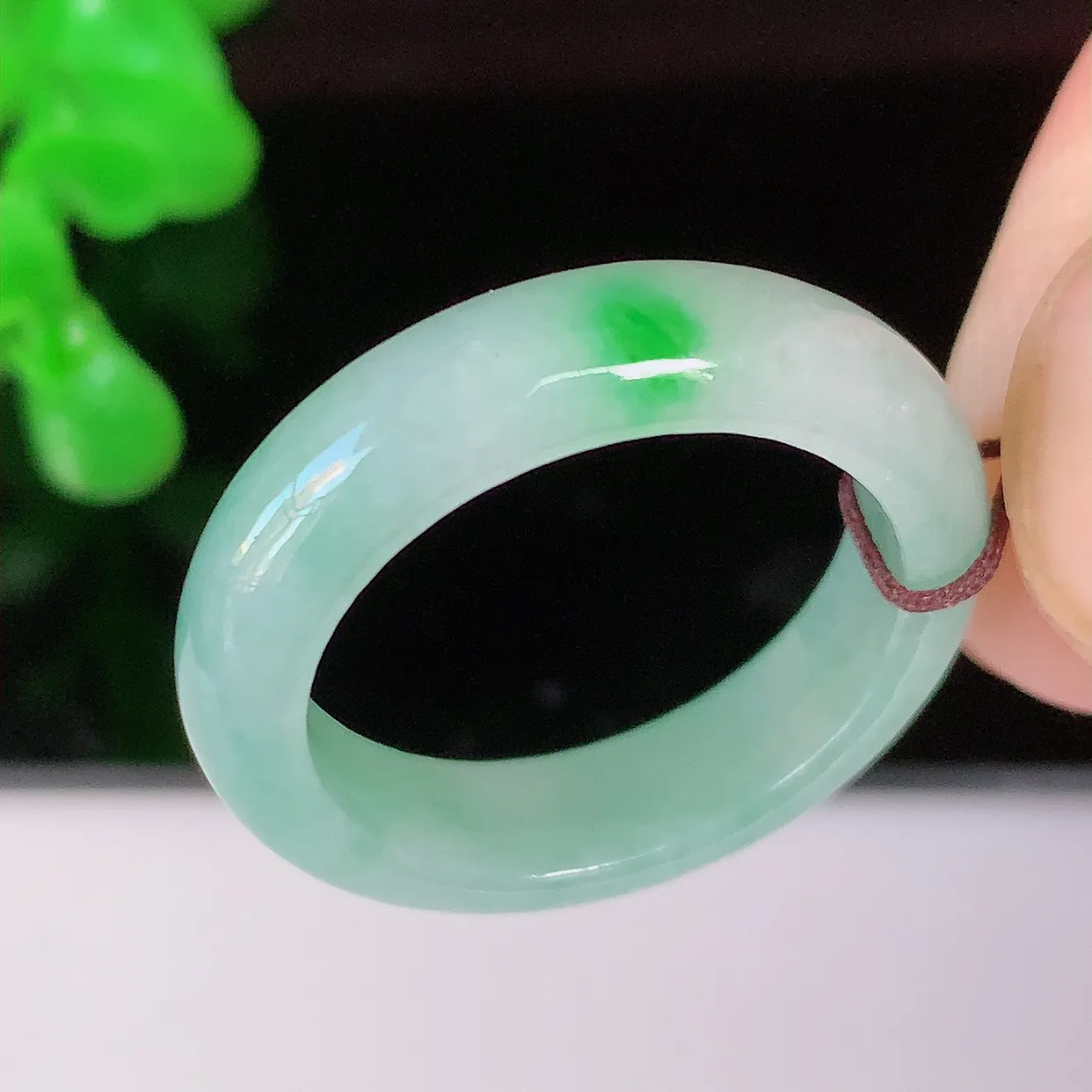 自然光实拍，18mm内径飘绿翡翠指环，玉戒指，玉质莹润，好精美好冰润的指环，17圈口，上手纤巧！#03.9