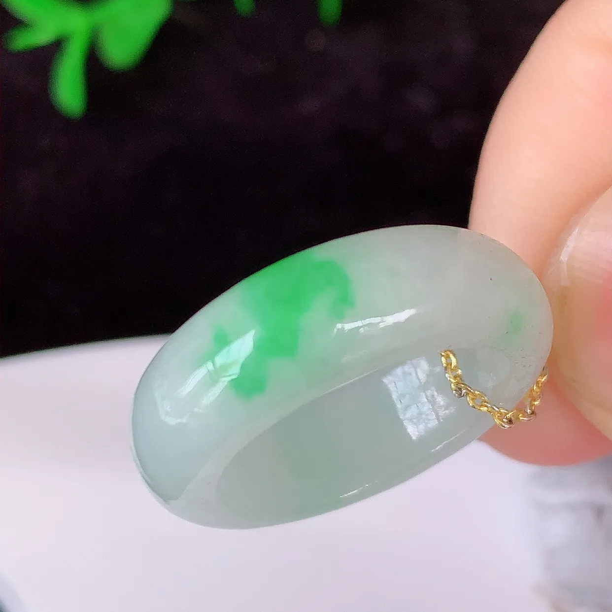 自然光实拍，16mm内径飘绿翡翠指环，玉戒指，玉质莹润，好精美好冰润的指环，12圈口，上手纤巧！#1.7
