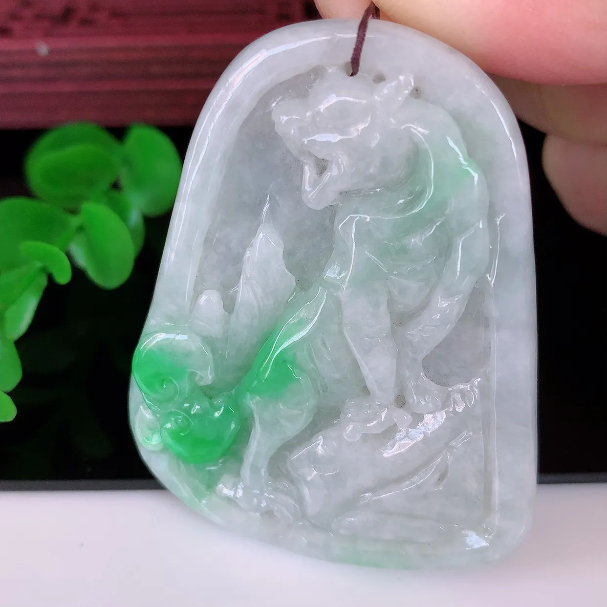 自然光实拍，冰润飘绿翡翠生肖虎牌吊坠，种老水足，雕工精湛 ，寓意美好，佩戴时尚出众！#05.9