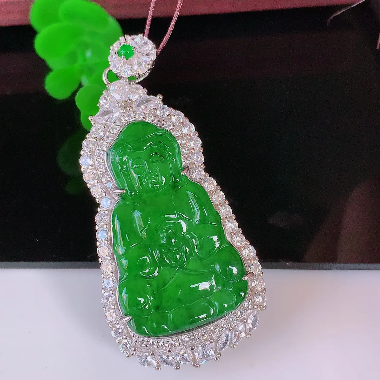 冰透满绿翡翠观音菩萨925银镶嵌吊坠，自然光实拍，翠色灵动，颜色漂亮，种老水足，品相佳，佩戴佳品！#98.9整体58*26*9.2裸石33.5*20