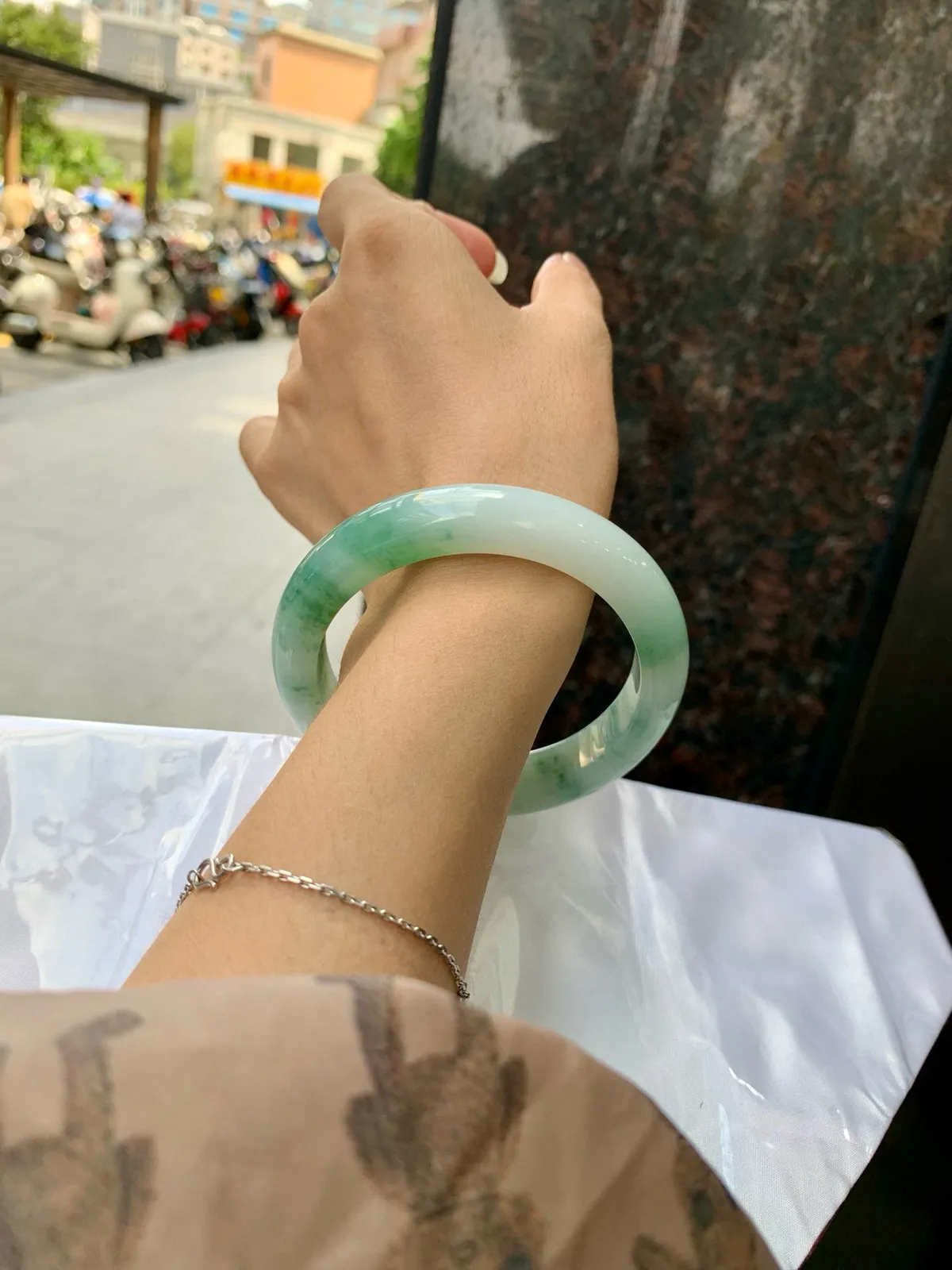 推荐【60.3圈飘花正圈】60.3-9-12.8，无纹裂底妆胶润细腻，笔墨丹青，如诗如画，镯子青白分明，特色有韵味