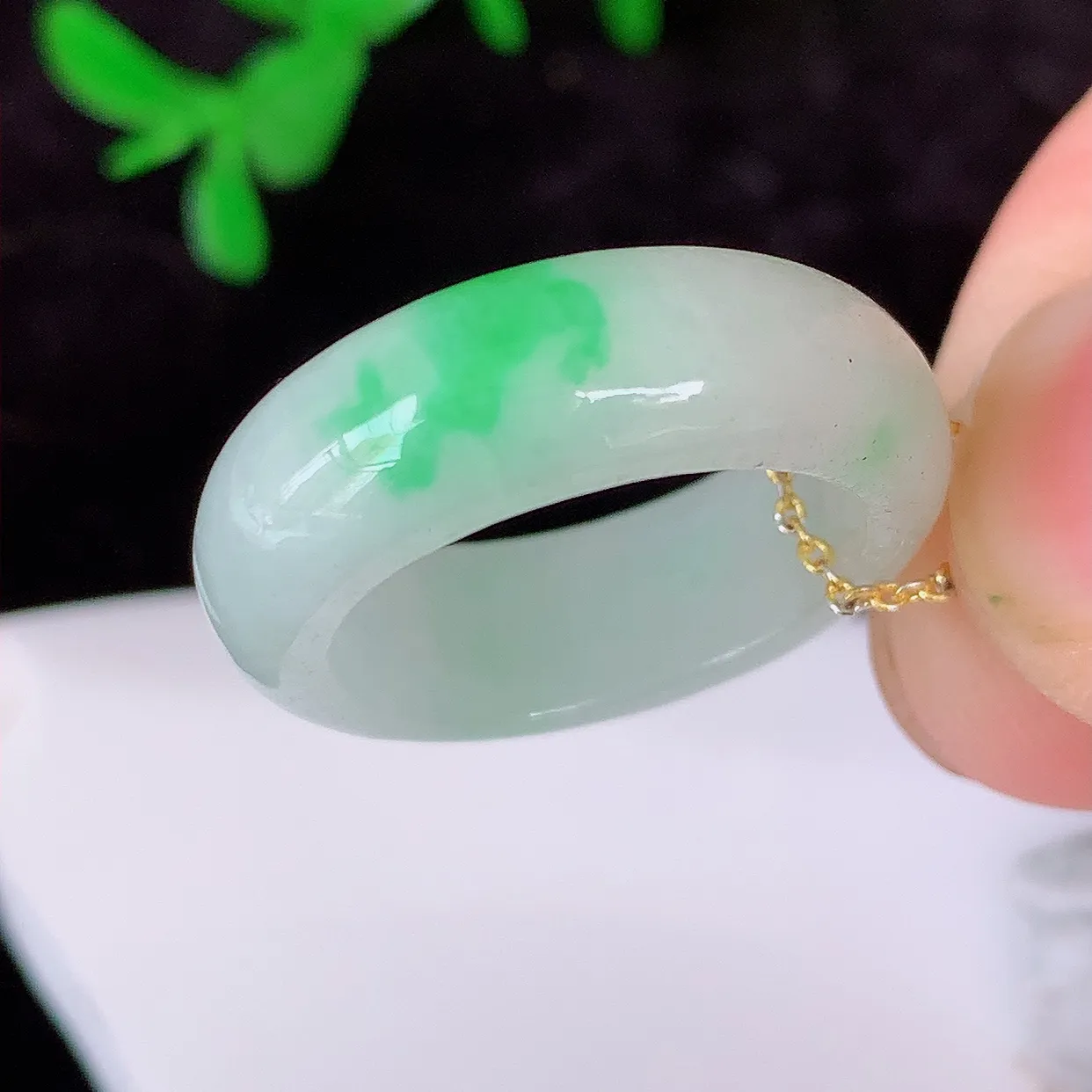 自然光实拍，16mm内径飘绿翡翠指环，玉戒指，玉质莹润，好精美好冰润的指环，12圈口，上手纤巧！#1.7