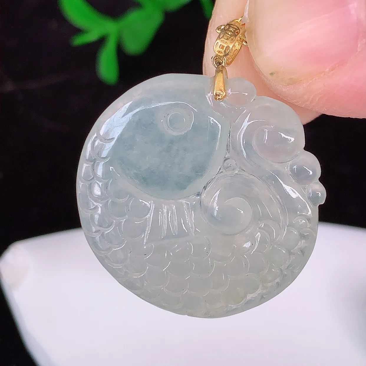 自然光实拍，18K金镶嵌冰种翡翠年年有余，自由自在玉吊坠，寓意财源广进，雕工婉约，栩栩如生，佩戴优雅迷人！#1.7