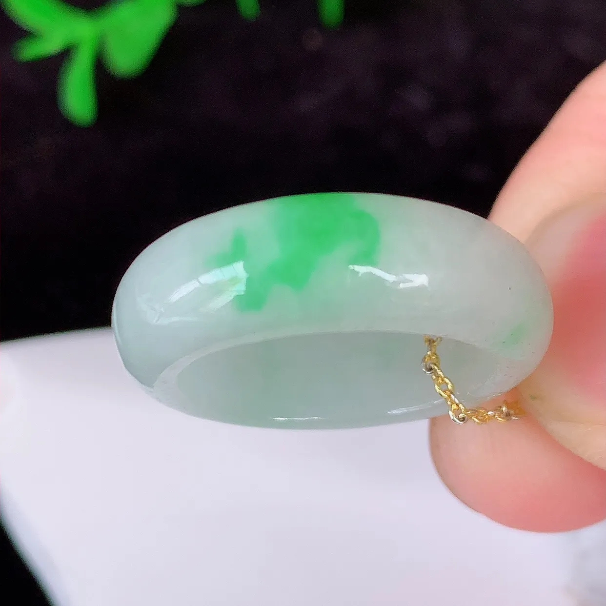 自然光实拍，16mm内径飘绿翡翠指环，玉戒指，玉质莹润，好精美好冰润的指环，12圈口，上手纤巧！#1