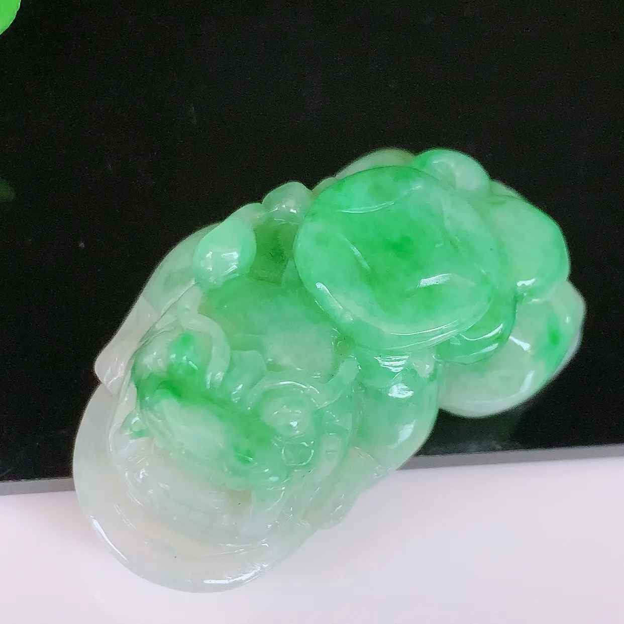 自然光实拍，冰润飘绿翡翠一对招财貔貅吊坠，民间有“一摸貔貅运程旺盛，再摸貔貅财运滚滚，三摸貔貅平步青云 ”的美好祝愿。#05.9