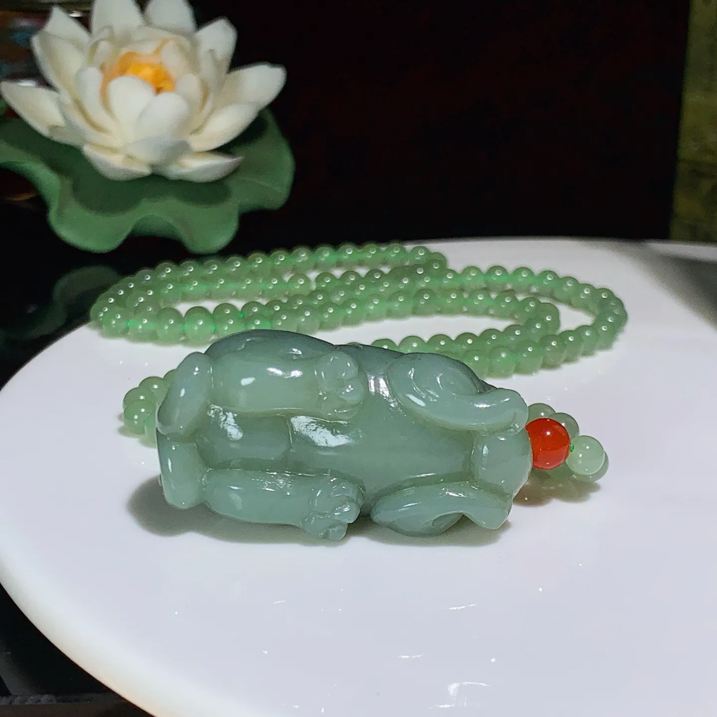 和田玉粉青俄罗斯碧玉招财进宝貔貅挂件。尺寸45/23/25重66克 玉质细腻油润 底色纯净 脂粉好，品质好！lt250809