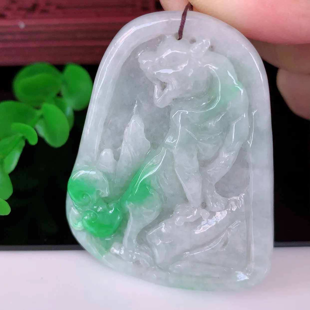 自然光实拍，冰润飘绿翡翠生肖虎牌吊坠，种老水足，雕工精湛 ，寓意美好，佩戴时尚出众！#05.9
