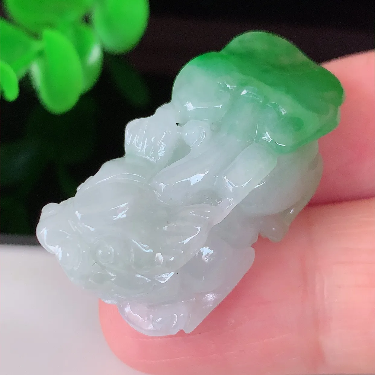 自然光实拍，冰胶飘绿翡翠招财貔貅吊坠，民间有“一摸貔貅运程旺盛，再摸貔貅财运滚滚，三摸貔貅平步青云 ”的美好祝愿。#81.9