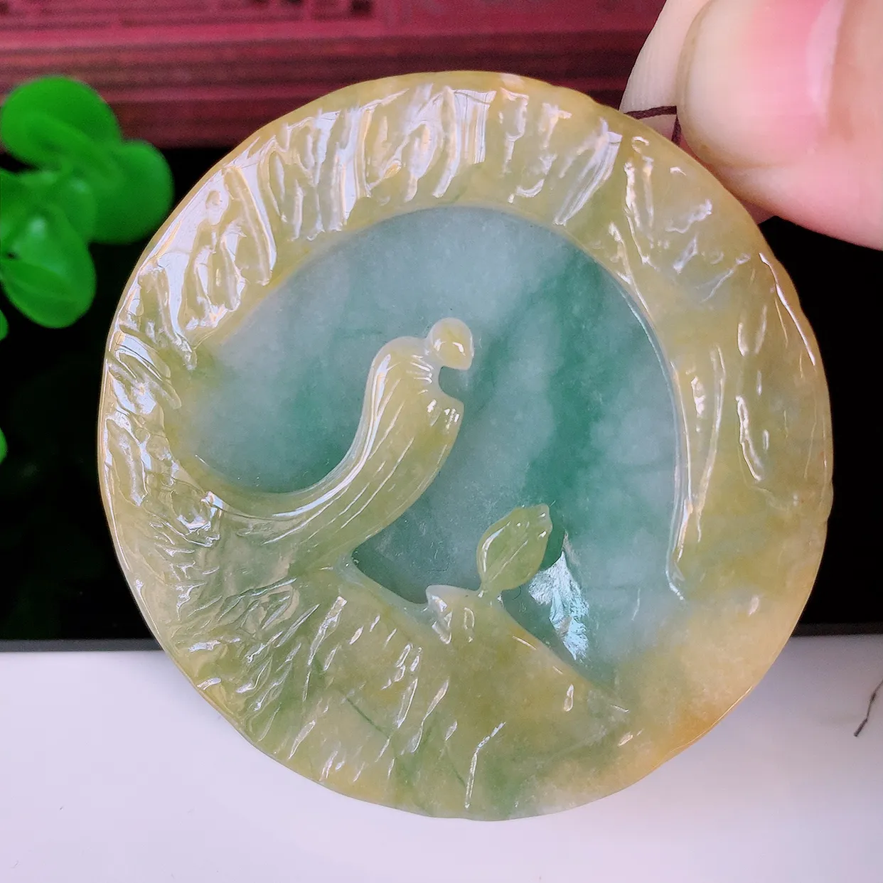 自然光实拍，特色黄加绿翡翠悟道吊坠，翡翠悟道寓意“祥和，安宁，吉祥，幸福”，佩戴效果优雅迷人，性价比超高！#60.9